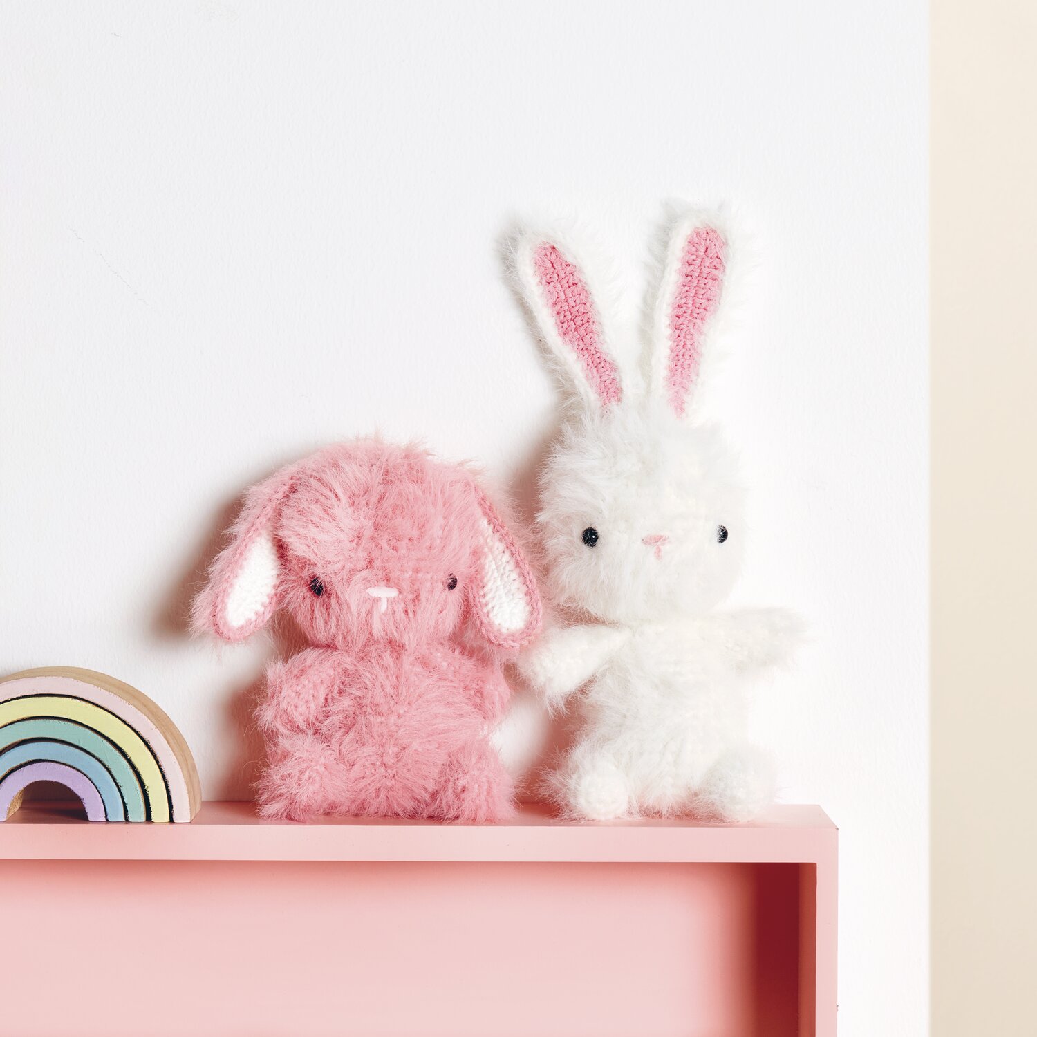 Ricorumi Furry Animals: Zwei flauschige Häkeltiere in Pink und Creme auf einem rosa Regal.