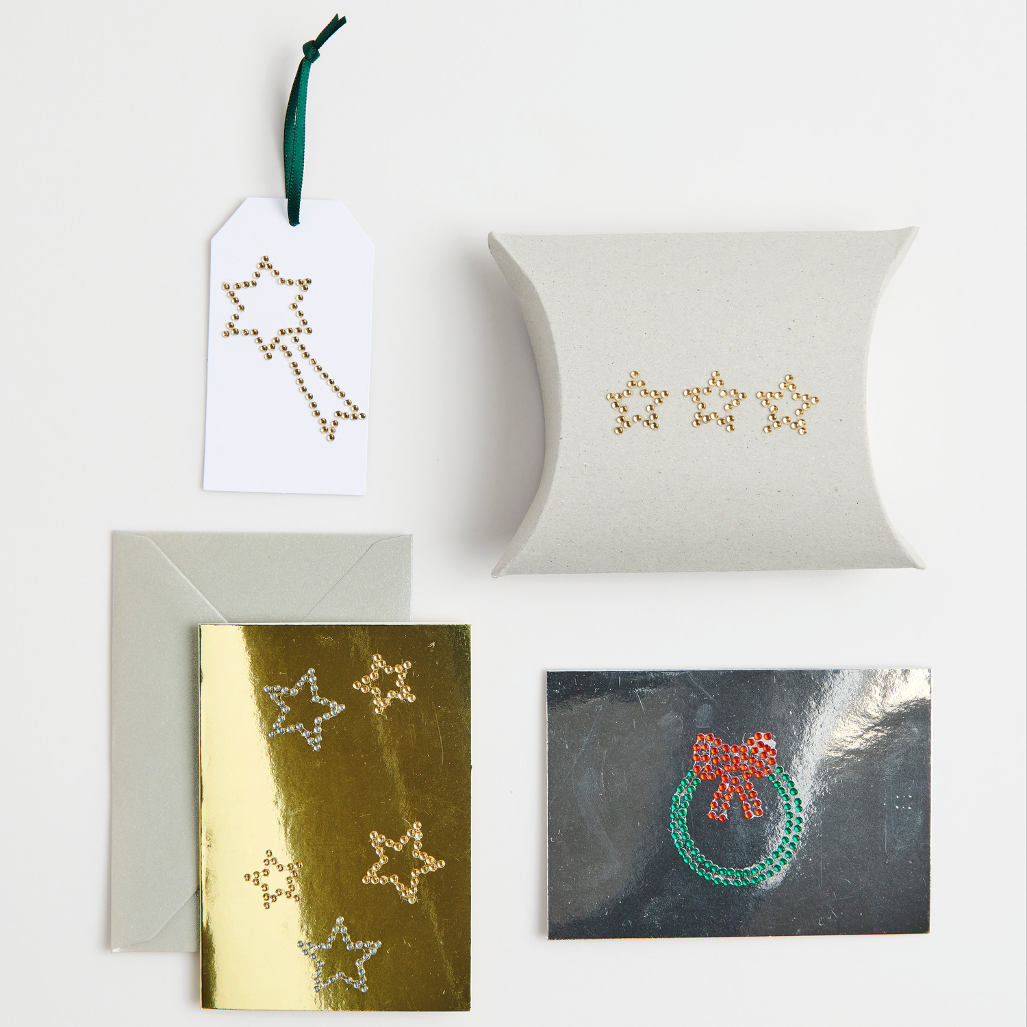 Paper Poetry Strass-Sticker Kränze 6 Stück von Rico Design Paper Poetry Strass-Sticker in Form von Sternschnuppen, Sternen und Kränzen, ideal zum Dekorieren. Enthält insgesamt 35 funkelnde Sticker von Rico Design.