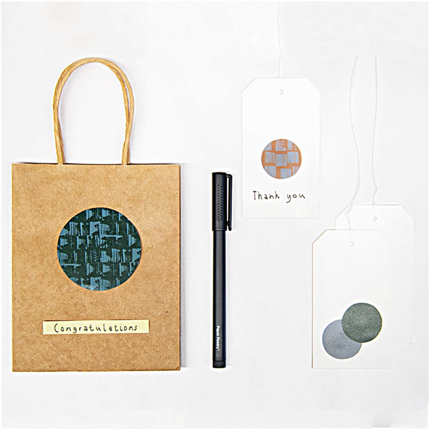 Paper Poetry Sticker Struktur grün 4 Blatt von Rico Design Paper Poetry Sticker Struktur grün 4 Blatt: Geschenkverpackung mit Stift und dekorativen Anhängern.