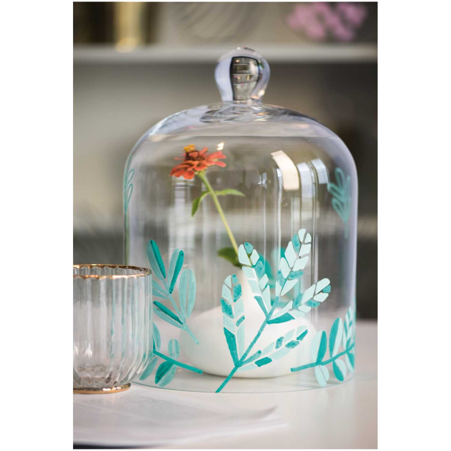 Kreidestifte Flüssigkreide Set Pastell 3mm 4 Farben von Rico Design Kreidestifte Flüssigkreide Set Pastell: Eine Glasglocke mit floralen Mustern, dekoriert mit pastellfarbenen Kreidestiften von Rico Design.