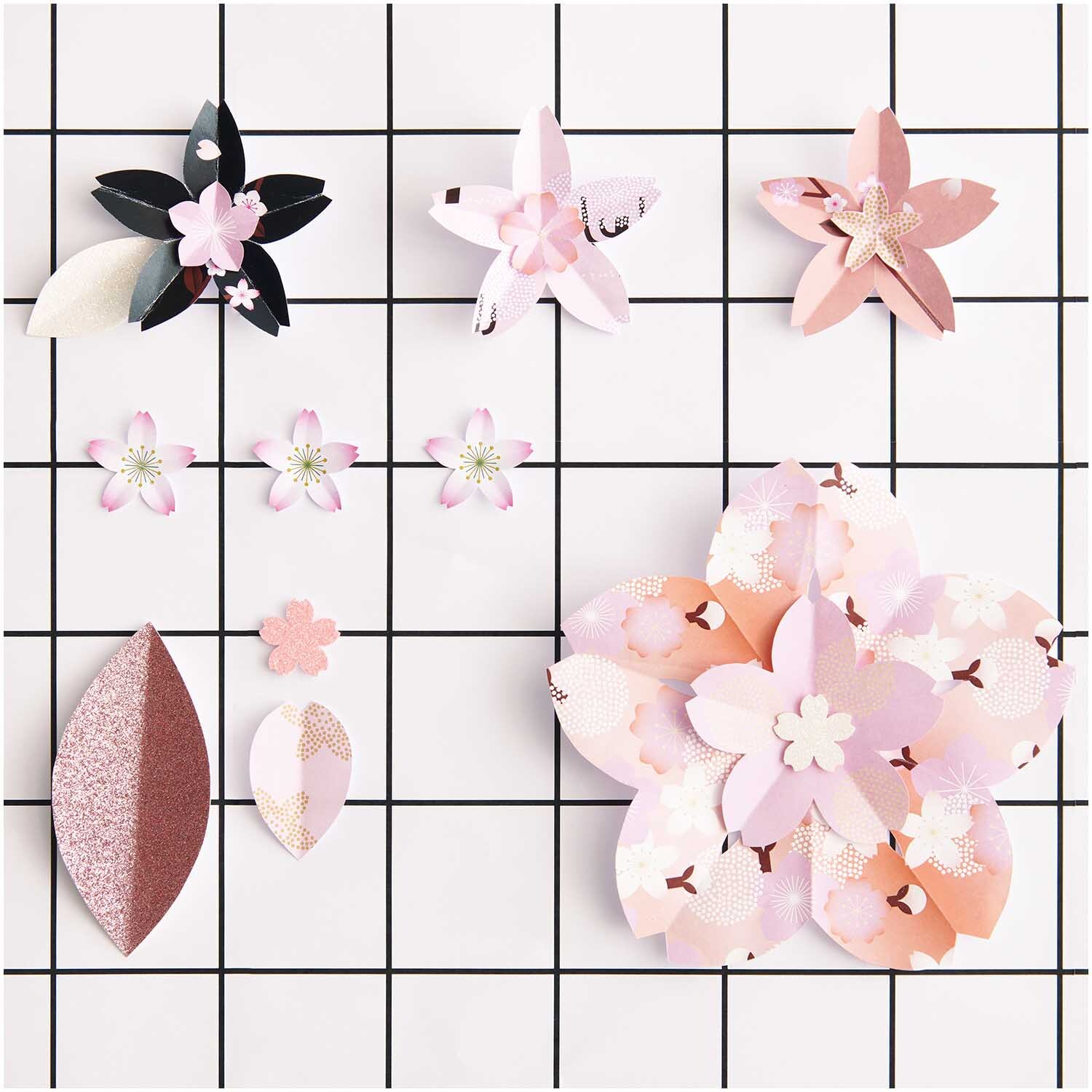 Paper Poetry Motivpapierblock Sakura Sakura 23 Blatt von Rico Design Paper Poetry Motivpapierblock Sakura Sakura mit zarten Blütenmotiven auf einem karierten Hintergrund. Marke: Rico Design.