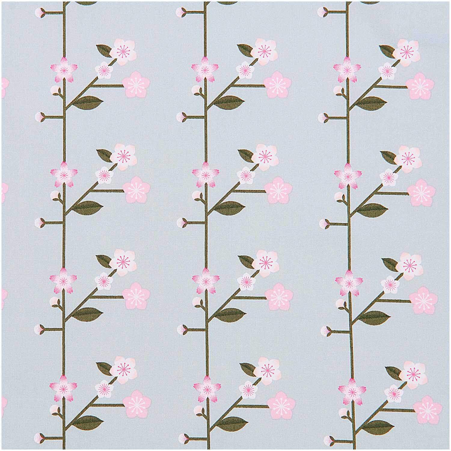 Stoffabschnitt Baumwoll-Popelin zeigt zarte Sakura-Zweige auf rauchblauem Hintergrund, ideal für kreative Nähprojekte.