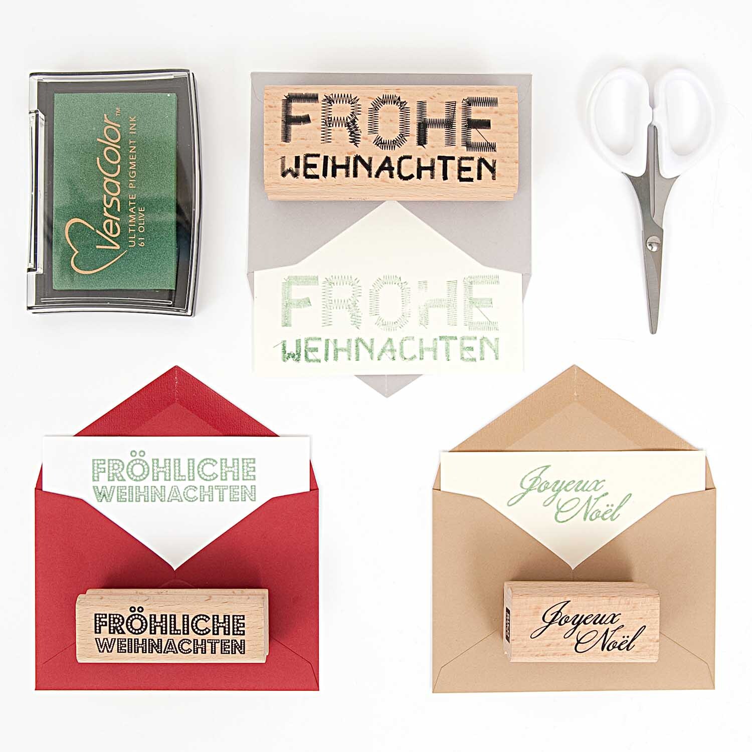 Stempelkissen 7x4cm in Oliv von Rico Design, umgeben von Weihnachtsstempeln und Umschlägen.