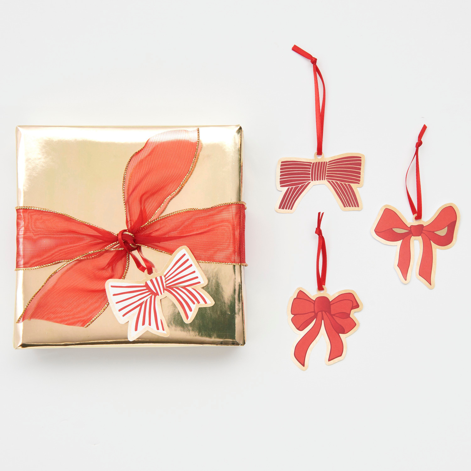 Paper Poetry Geschenkanhänger S Schleifen Classic 6x6cm 8 Stück von Rico Design Paper Poetry Geschenkanhänger S Schleifen Classic: Goldene Geschenkverpackung mit roten Schleifenanhängern von Rico Design, 6x6cm, 8 Stück.