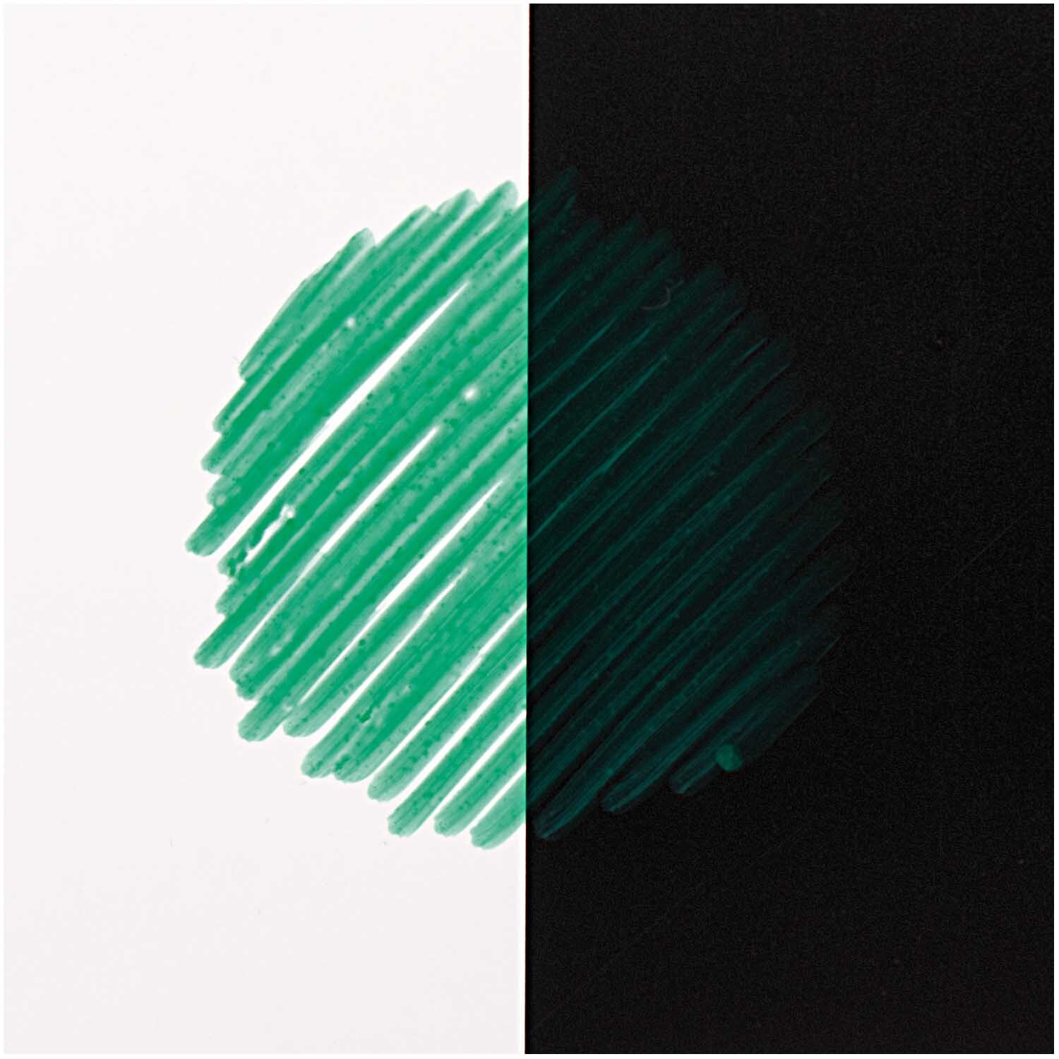Lackmarker 1,2mm Farbe Grün von Rico Design Lackmarker 1,2mm: Grüner Kreis aufgeteilt auf weißem und schwarzem Hintergrund, Rico Design.