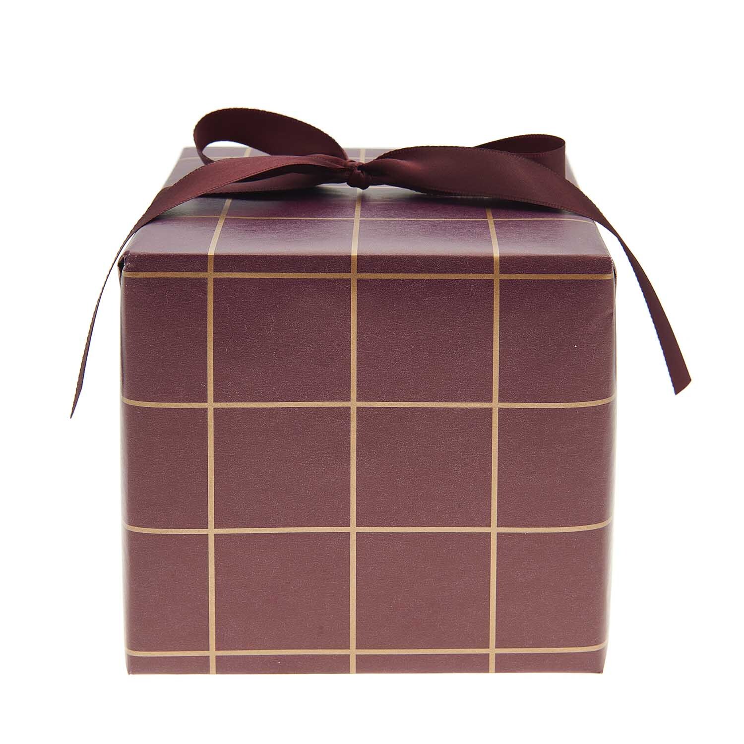 Paper Poetry Geschenkpapier Raster bordeaux-gold 70cm 2m 80g/m² von Rico Design Paper Poetry Geschenkpapier mit Rastermuster in Bordeaux-Gold, dekoriert mit einer Schleife. Ideal für stilvolle Geschenke.