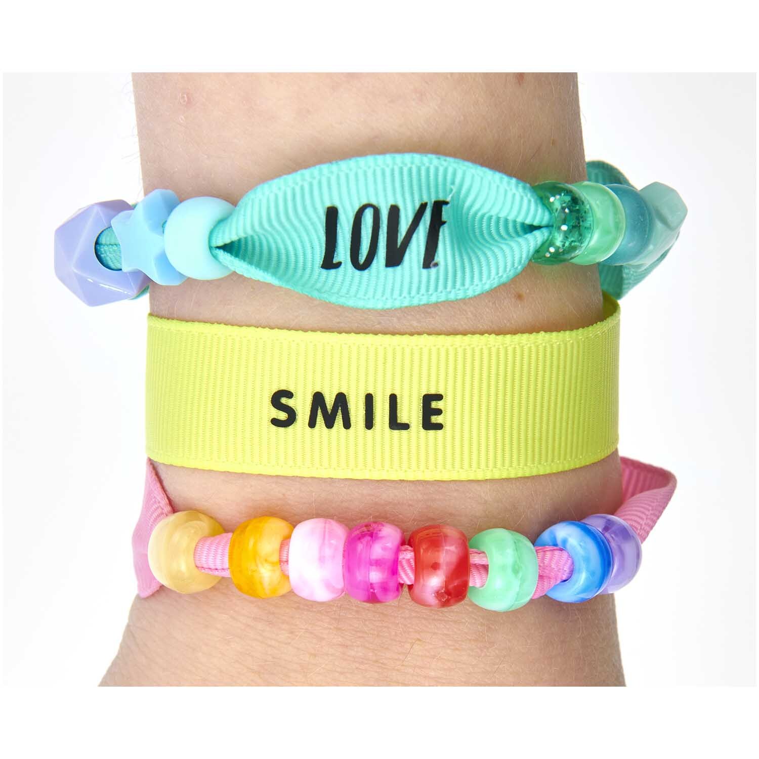 itoshii - Ponii Beads Ripsband Armbänder Regenbogen 10 Stück von Rico Design Itoshii - Ponii Beads Ripsband Armbänder mit bunten Perlen und Botschaften wie "LOVE" und "SMILE", 10 Stück von Rico Design.