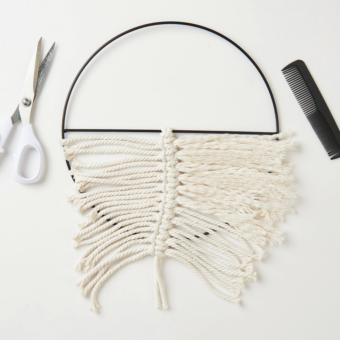 Set de macramé feuilles 3 pièces from Rico Design Makramee Set Blätter, 3 Stück, in Weiß von Rico Design. Enthält Schere und Kamm auf weißem Hintergrund. Ideal für kreative DIY-Projekte.
