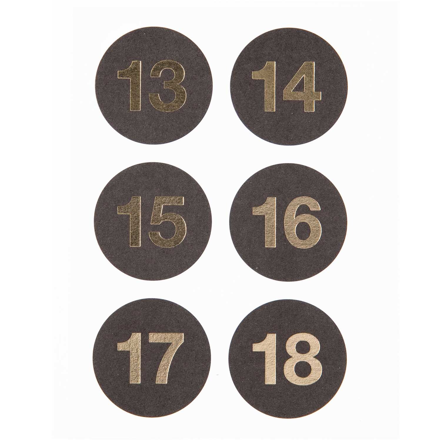 Paper Poetry Adventskalender Sticker Zahlen 1-24 Farbe Schwarz von Rico Design Paper Poetry Adventskalender Sticker zeigen Zahlen 13 bis 18 in goldener Schrift auf schwarzen Kreisen. Ideal für kreative Kalendergestaltung.