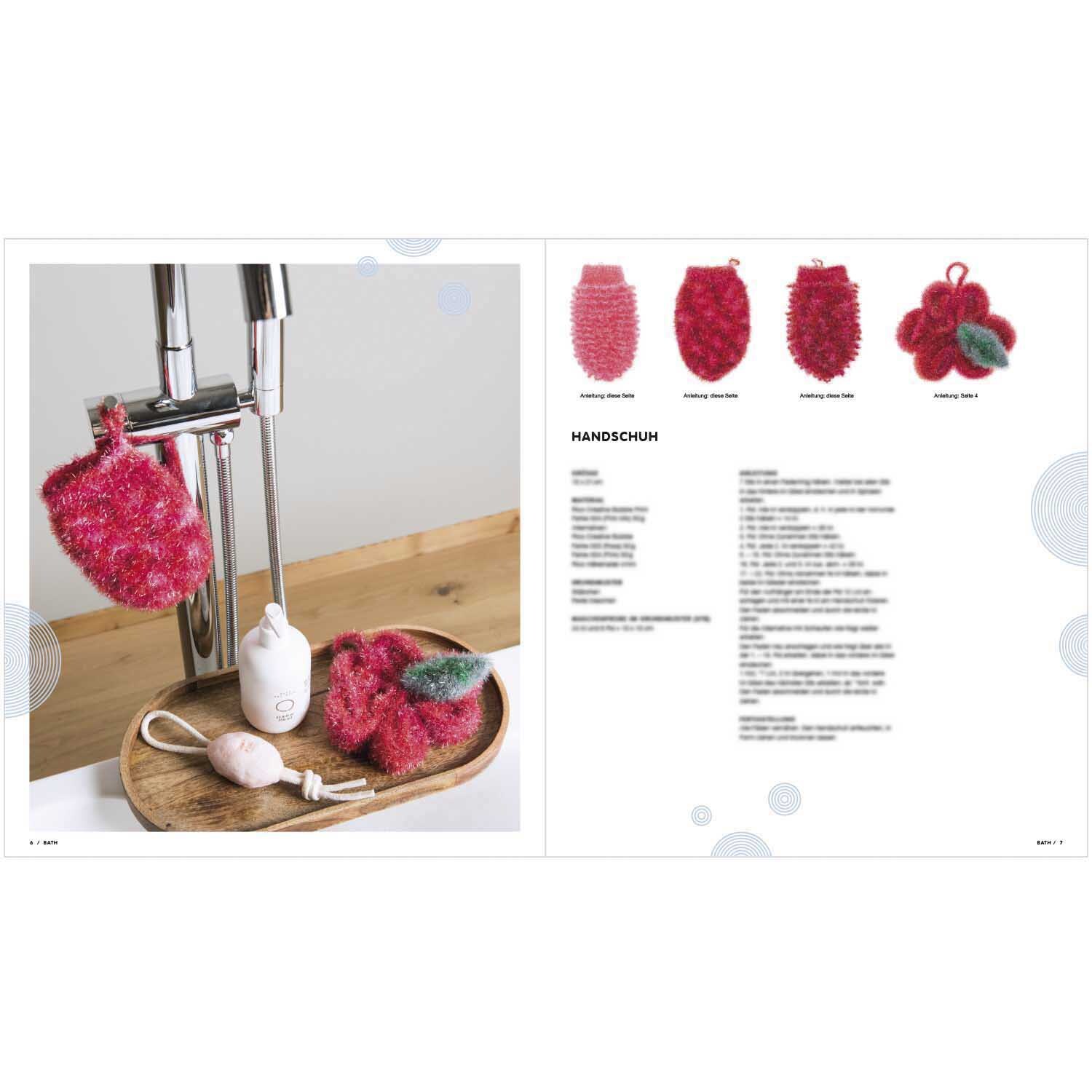 Creative Bubble - Bubble Bath: Rote, handgestrickte Badeschwämme von Rico Design neben einem Wasserhahn.