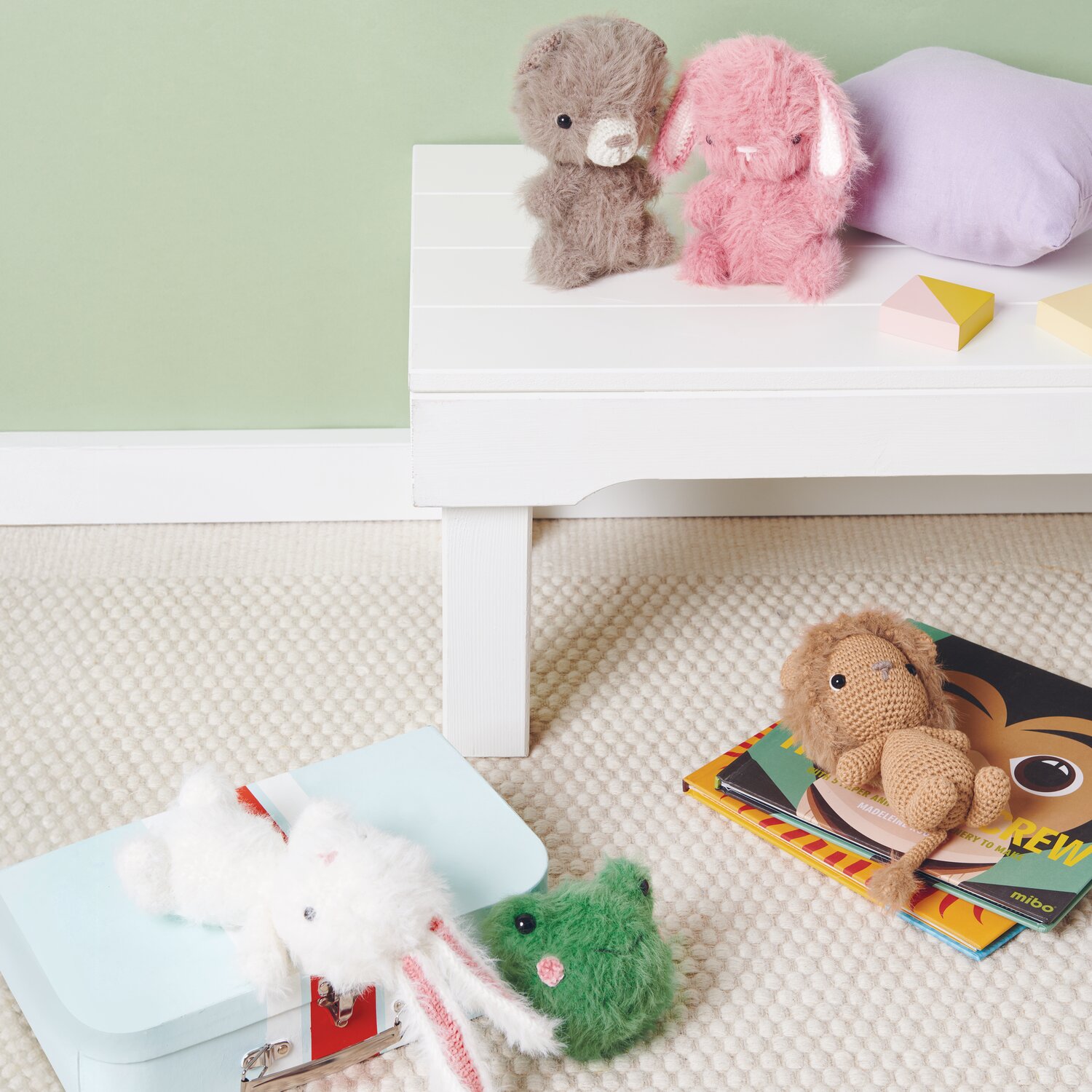 Ricorumi Furry Animals: Niedliche gehäkelte Tiere in Creme, Koralle und Karamell auf Teppich. Ideal für kreative Projekte.