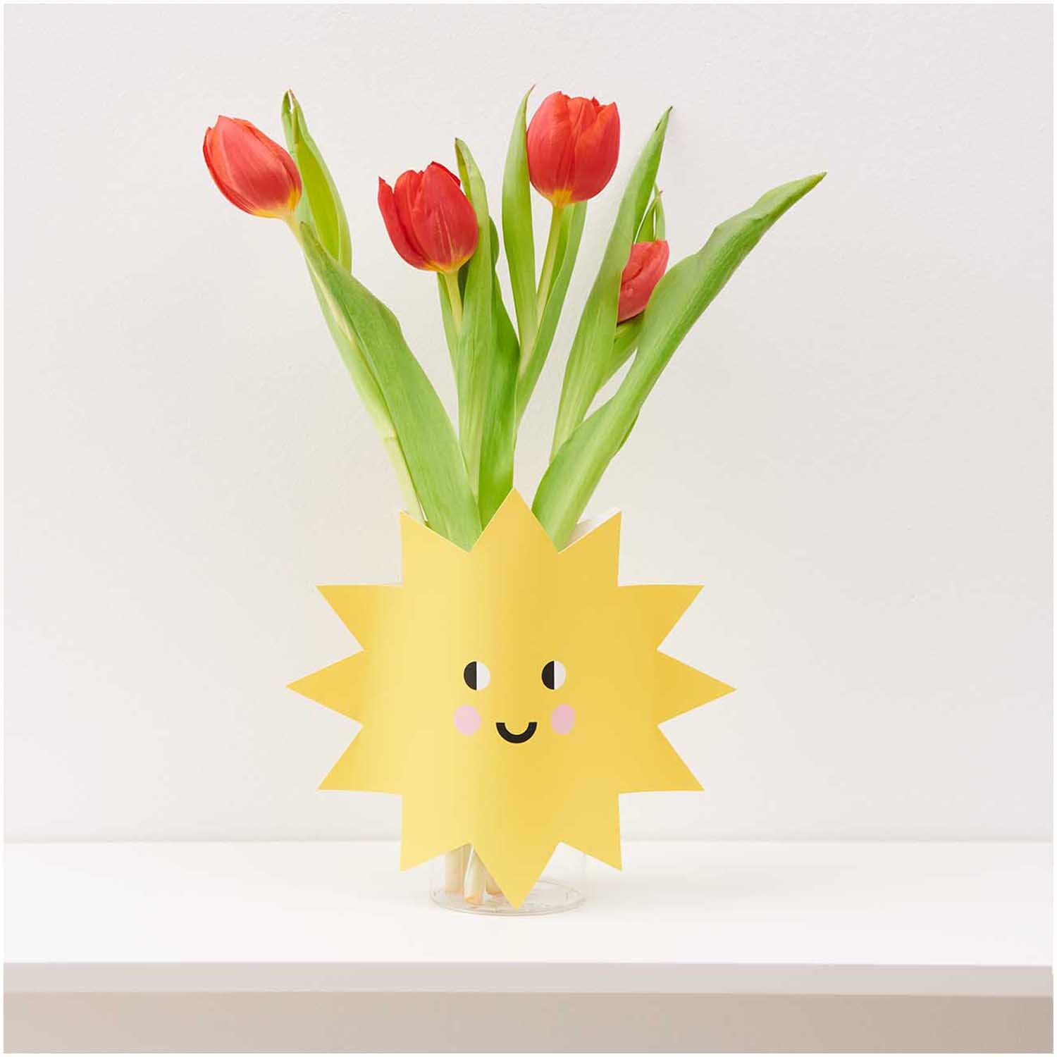 Paper Poetry Vasencover Sonne 24x20cm von Rico Design Paper Poetry Vasencover Sonne 24x20cm mit frischen roten Tulpen, gestaltet von Rico Design.