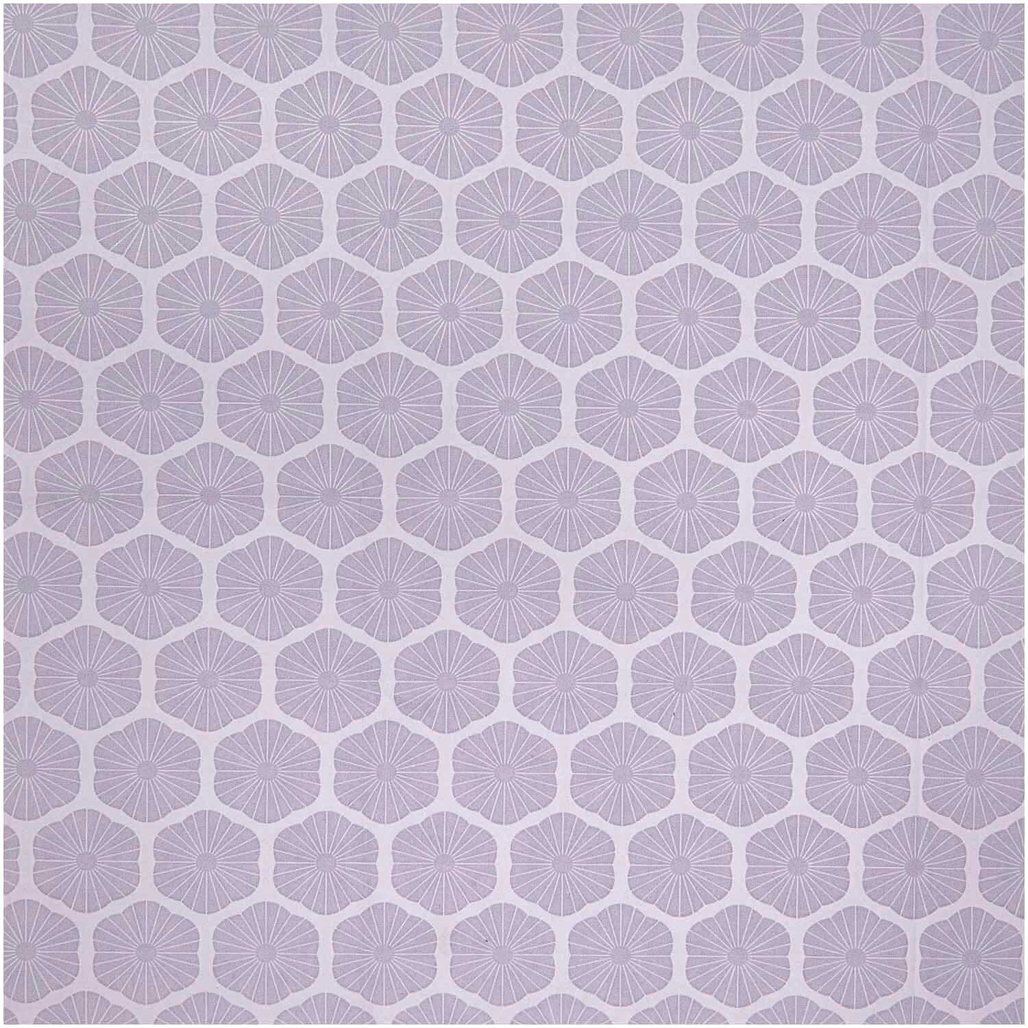 Meterware Baumwoll-Popelin flieder Rosette von Rico Design zeigt ein geometrisches Muster aus fliederfarbenen Rosetten auf hellem Hintergrund.