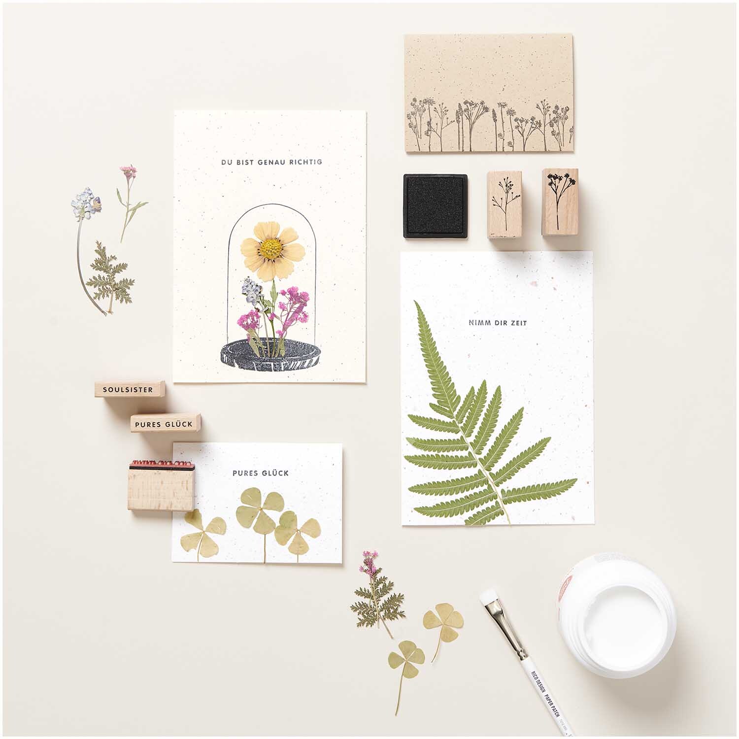 Paper Poetry Stempelset Happiness: Kreatives Set mit floralen Stempeln und Karten, ideal für DIY-Projekte.