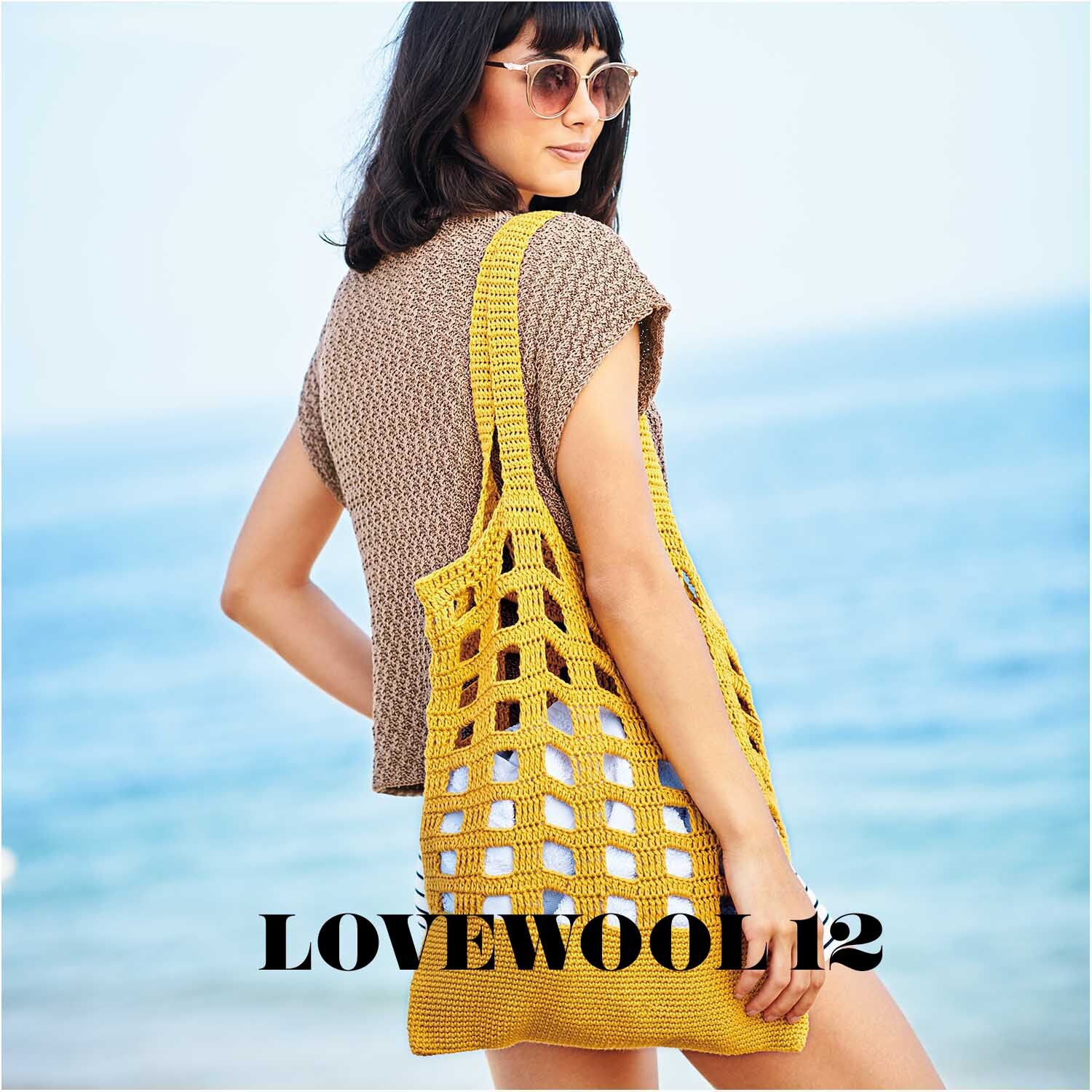 Essentials Organic Cotton aran: Frau am Strand mit gehäkelter Tasche aus senffarbenem Garn von Rico Design.