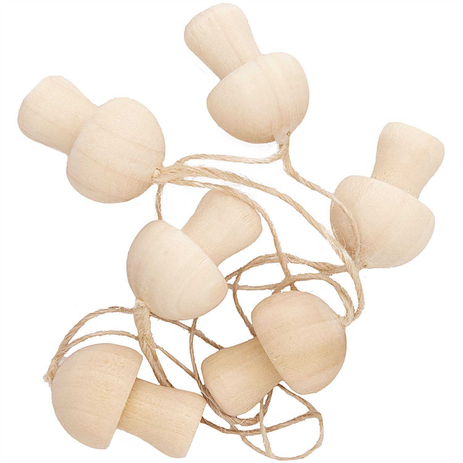 Holzhänger Pilz natur 23x30mm 6 Stück von Rico Design. Sechs naturfarbene Holzhänger in Pilzform an einer Schnur.