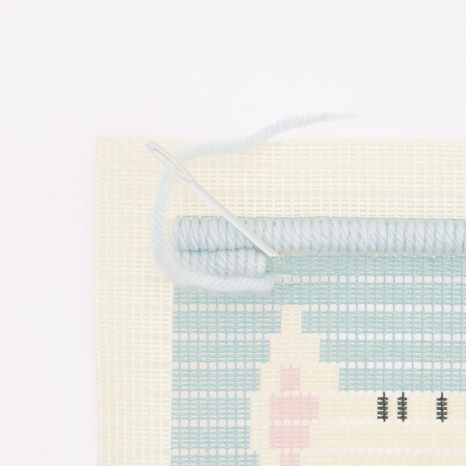 Kit de broderie Longstitch chat 18x30cm from Rico Design Longstitch Stickpackung Katze zeigt eine begonnene Stickarbeit mit Nadel und blauen Fäden von Rico Design.