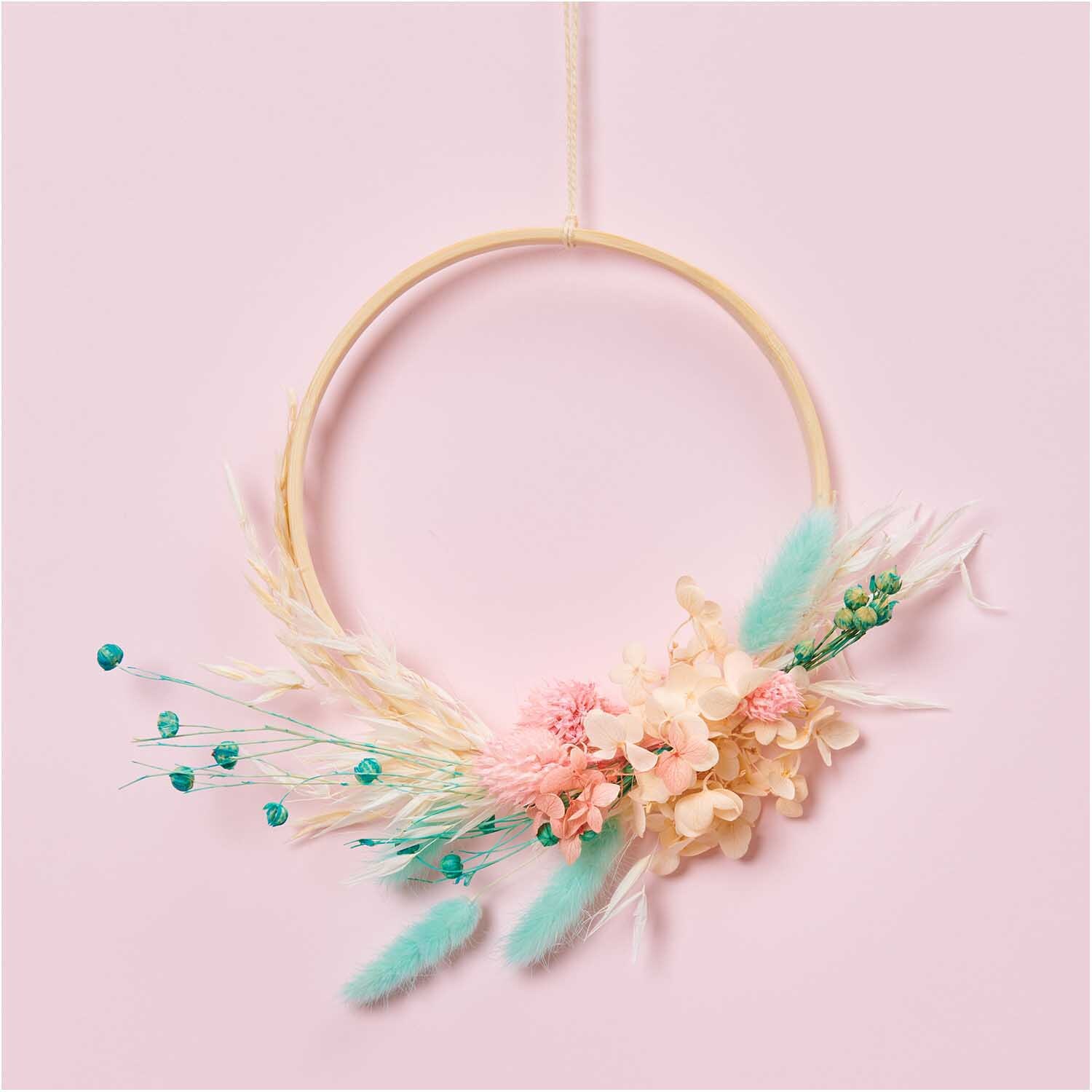 Trockenblumenstrauß pastell-türkis 30cm von Rico Design: Eleganter Kranz mit zarten Blumen in Pastelltönen und türkisfarbenen Akzenten, 13-teilig.