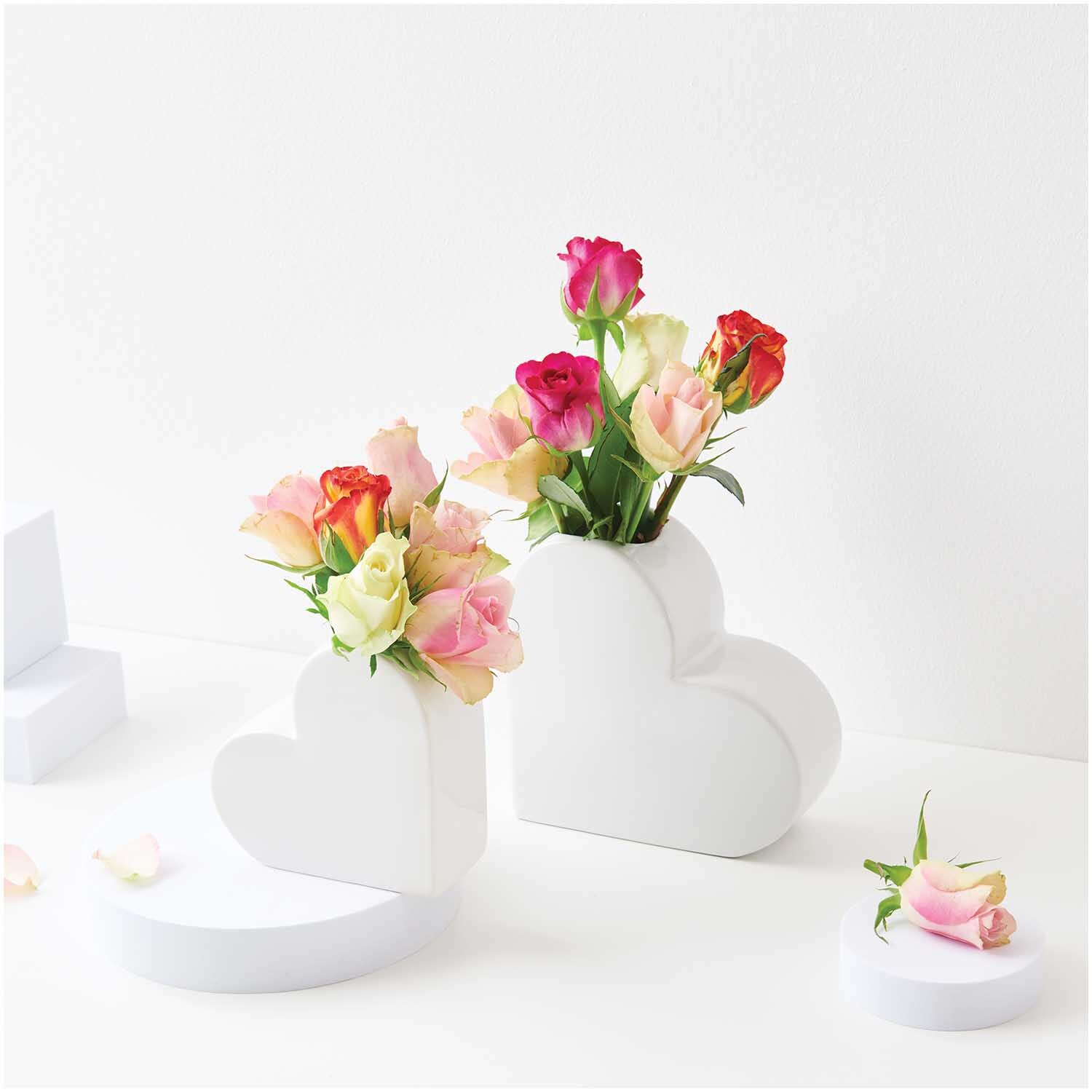 Keramik Vase Herz klein 12x5,5x12cm Farbe Weiß von Rico Design Keramik Vase Herz klein von Rico Design in Herzform, gefüllt mit bunten Blumen auf weißem Hintergrund.
