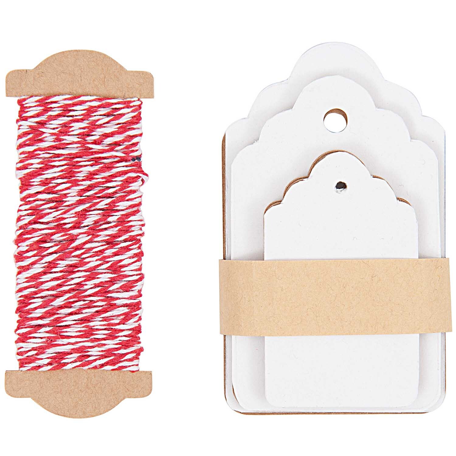 Paper Poetry Geschenkanhänger Ornament, 30 Stück, mit rotem Garn und dekorativen weißen Anhängern von Rico Design. Ideal für kreative Geschenkverpackungen.