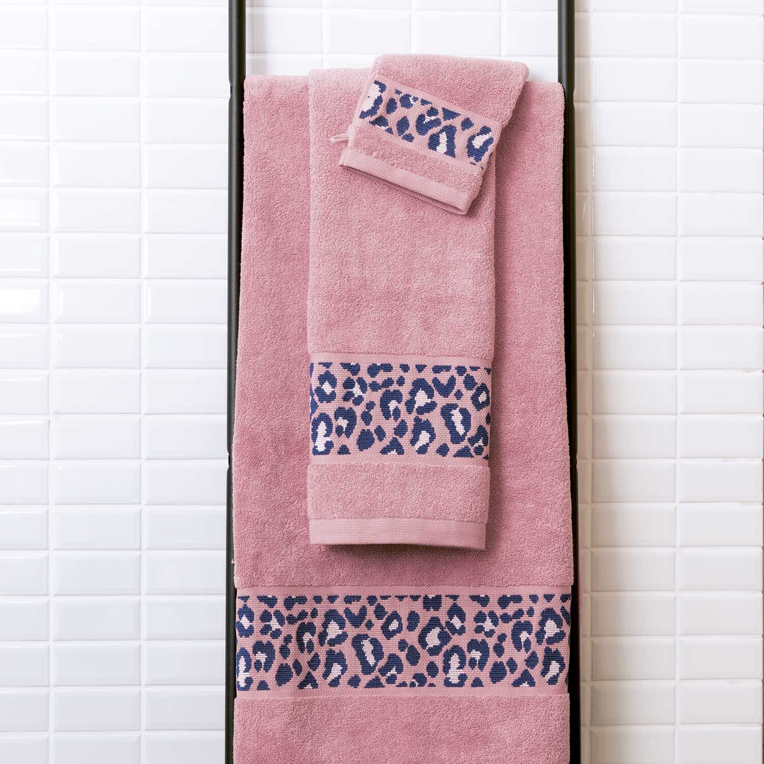 Drap de douche 70x140cm Couleur Rose clair from Rico Design Duschtuch 70x140cm in Hellpink mit Leopardenmuster, präsentiert auf einem Handtuchhalter. Ideal für stilvolle Badezimmer.