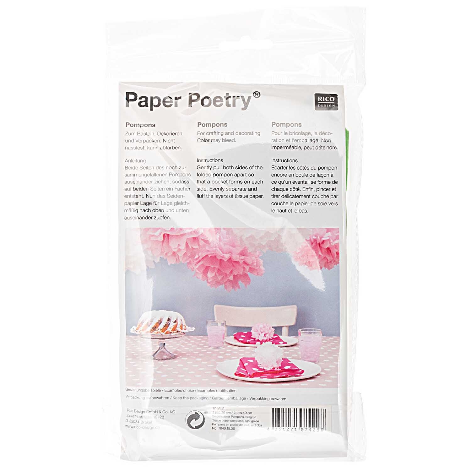 Seidenpapier Pompons 17g/m² 3 Stück Farbe Hellgrün von Rico Design Seidenpapier Pompons 17g/m² 3 Stück von Rico Design, dekorativ auf einem Tisch arrangiert.