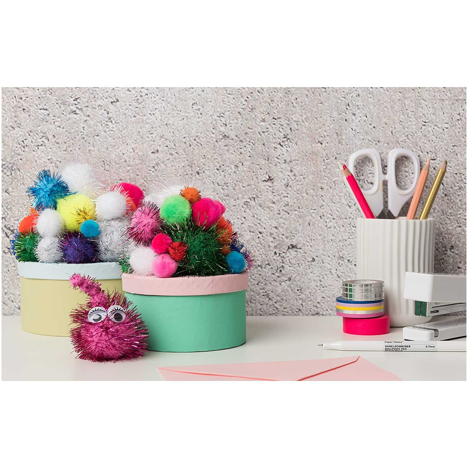 Glitter Pompons 63 Stück Farbe Silber von Rico Design Glitter Pompons 63 Stück in bunten Farben in dekorativen Boxen, ideal für kreative Bastelprojekte.
