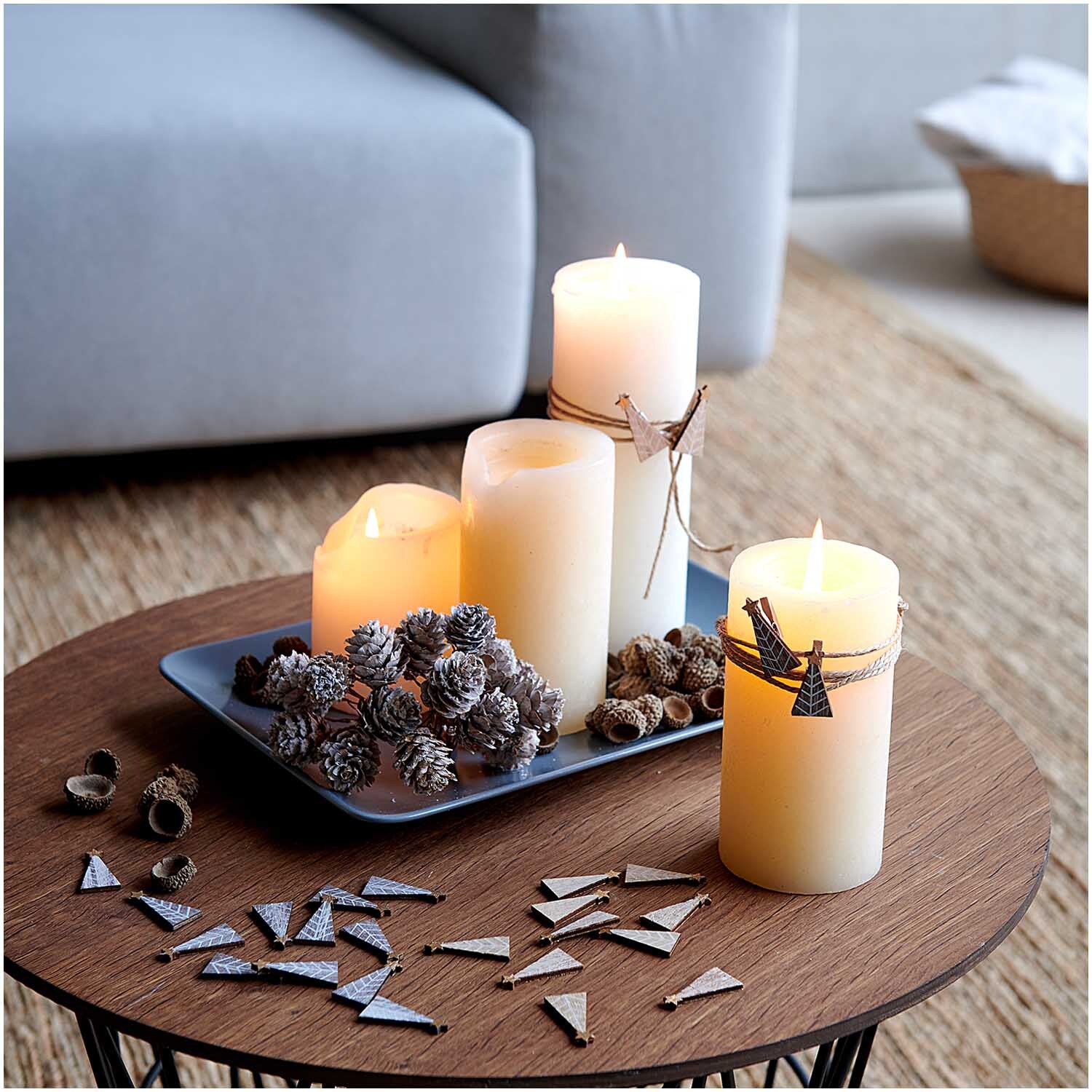 Dekoklammern Tannenbaum Natur 3cm 8 Stück von Rico Design Dekoklammern Tannenbaum Natur 3cm von Rico Design schmücken Kerzen auf einem Tisch mit Zapfen.