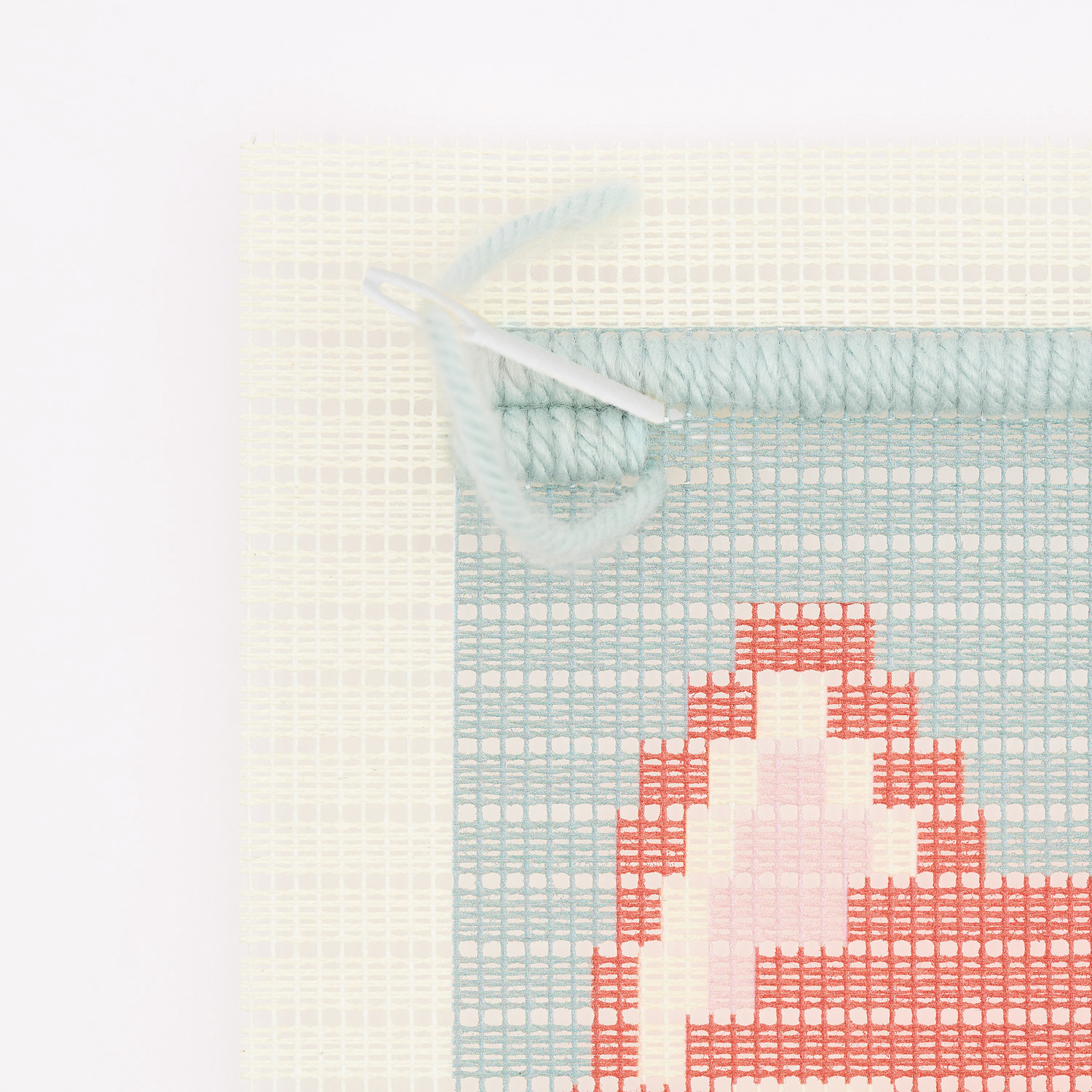 Kit de broderie Longstitch renard 18x30cm from Rico Design Longstitch Stickpackung Fuchs, 18x30cm, zeigt ein Stickmuster in Pastellfarben auf hellem Stoff.