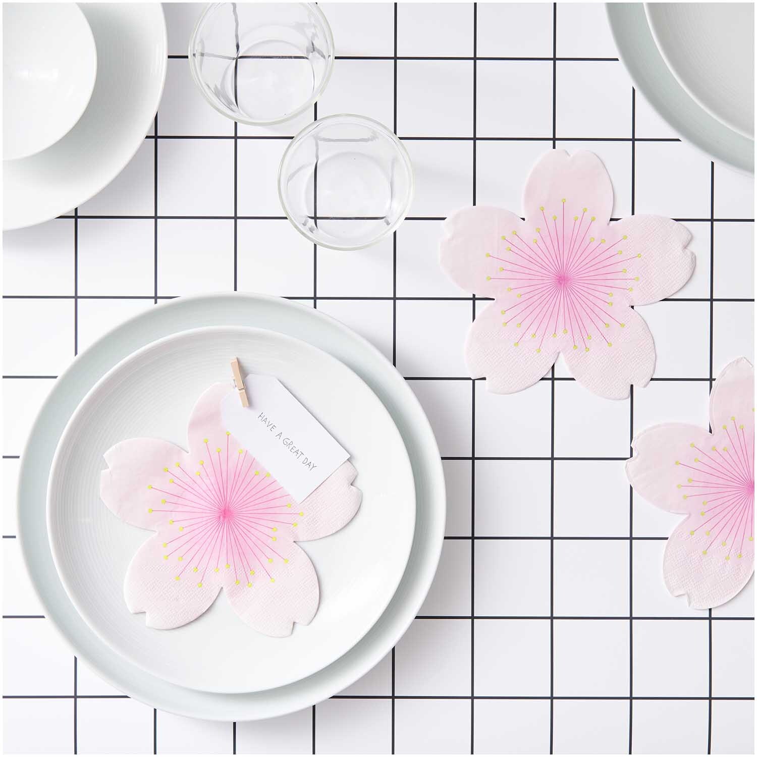 Servietten Kirschblüte von Rico Design auf einem gedeckten Tisch mit weißem Geschirr und Gläsern.