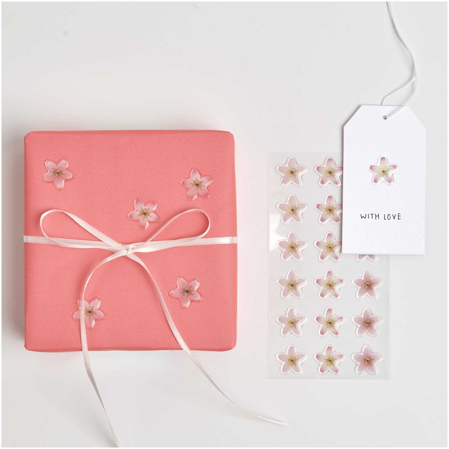Gelsticker Kirschblüten von Rico Design: Rosa Geschenk mit Kirschblütenstickern und Geschenkanhänger.