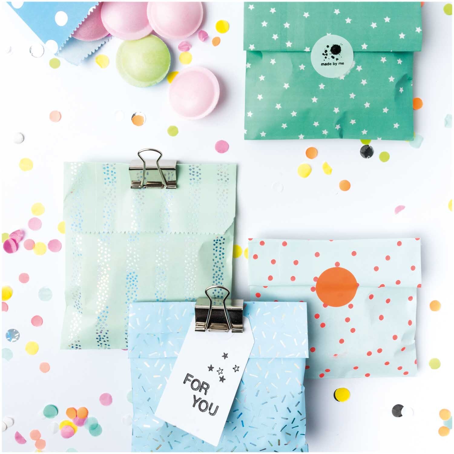 Flachbeutel mit Stickern in verschiedenen Mustern und Farben, ideal für kreative Geschenke.