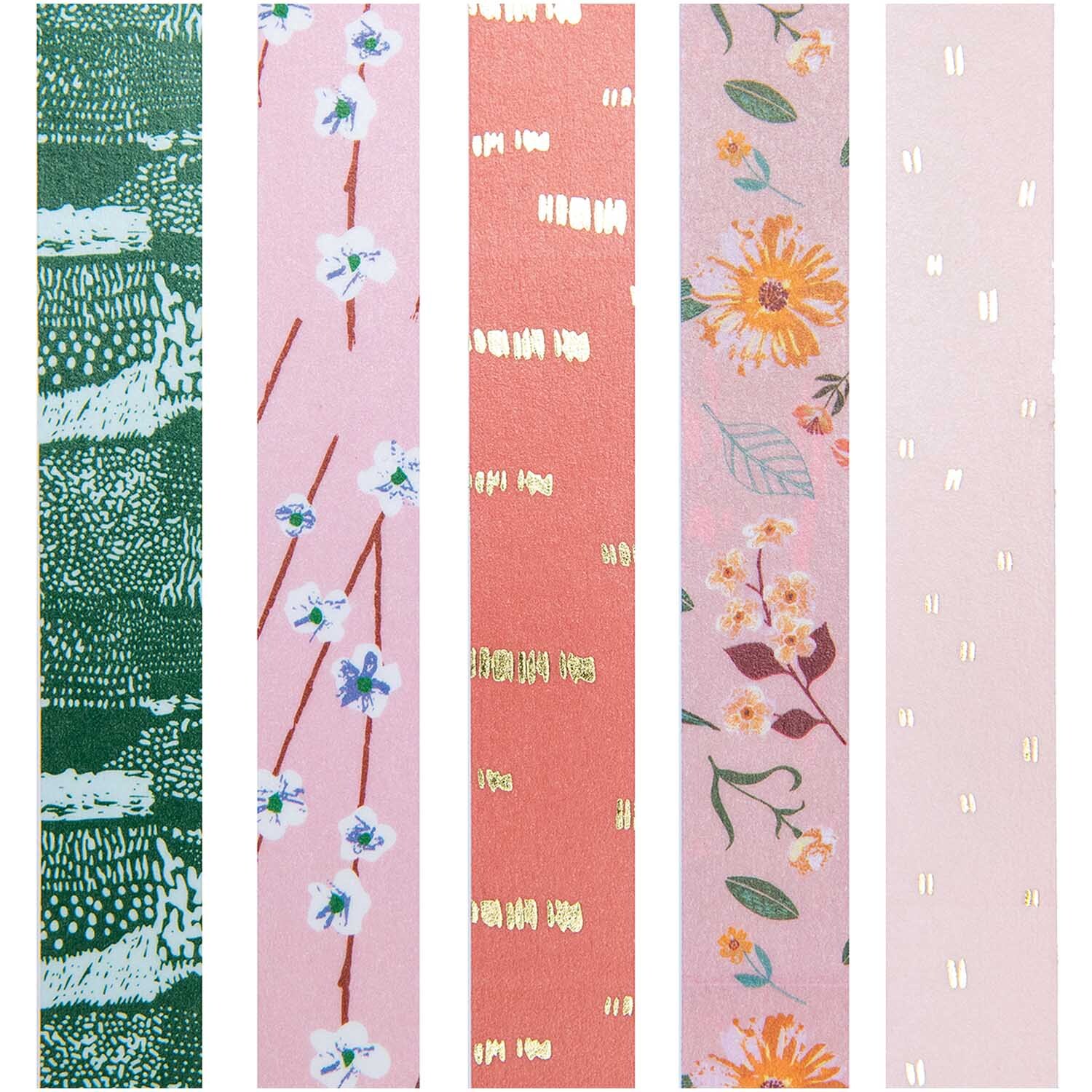 Paper Poetry Tape Set Blumen 5-teilig von Rico Design Paper Poetry Tape Set Blumen, 5-teilig, zeigt verschiedene florale Muster in sanften Farben. Ideal für kreative Bastelprojekte und Dekorationen.