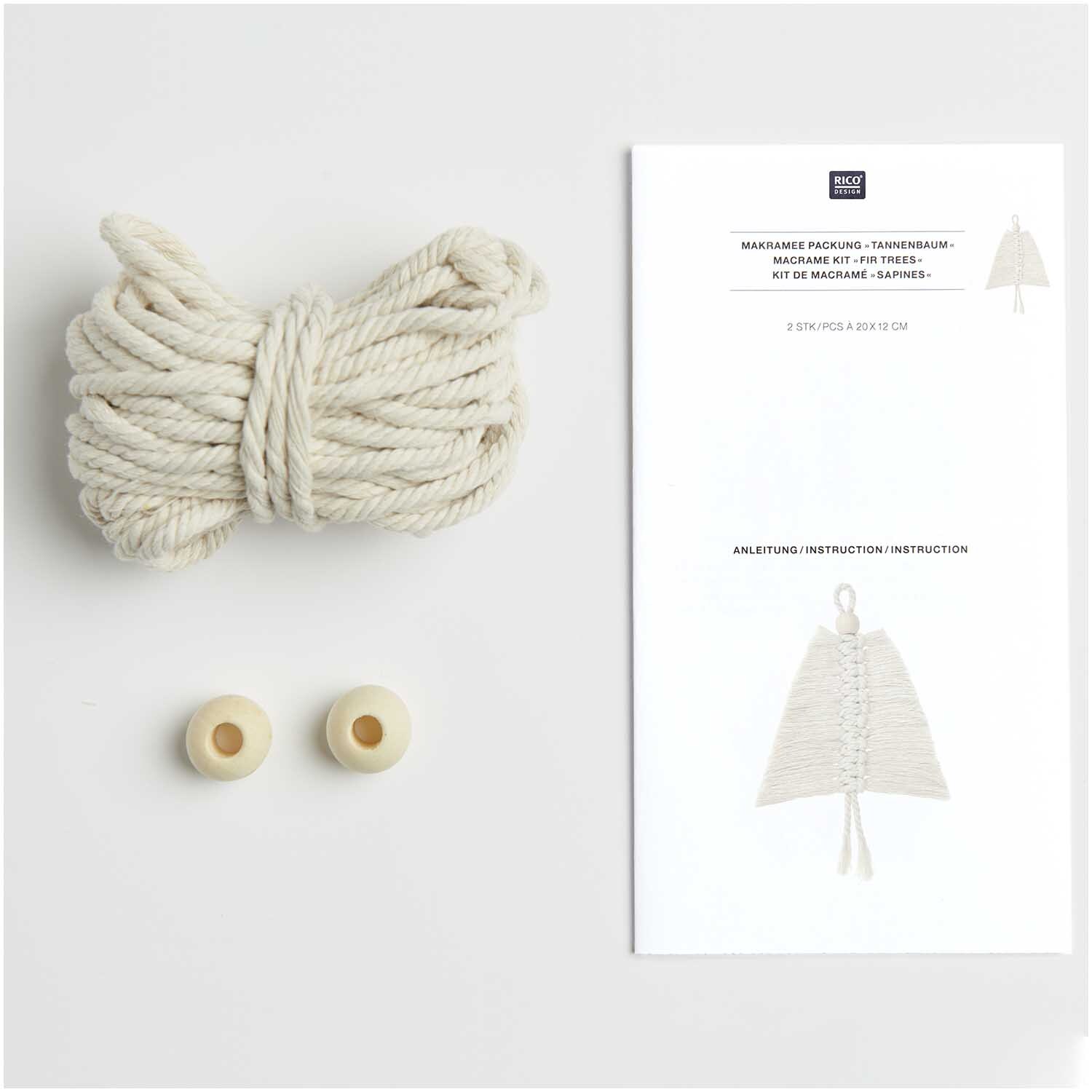 Set macramé sapins 20x12cm 2 pièces from Rico Design Makramee Set Tannenbäume mit Anleitung, Garn und Holzperlen von Rico Design auf hellem Hintergrund.