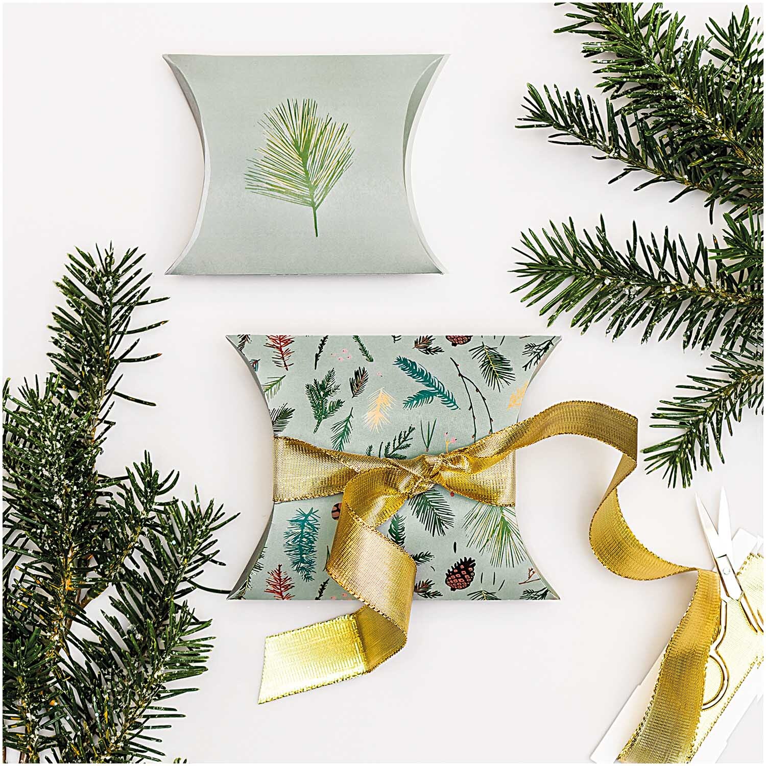 Paper Poetry Geschenkschachteln Nostalgic Christmas grün 6 Stück von Rico Design Paper Poetry Geschenkschachteln zeigen nostalgische Weihnachtsmotive mit Tannenzweigen und goldener Schleife. Ideal für festliche Geschenke.