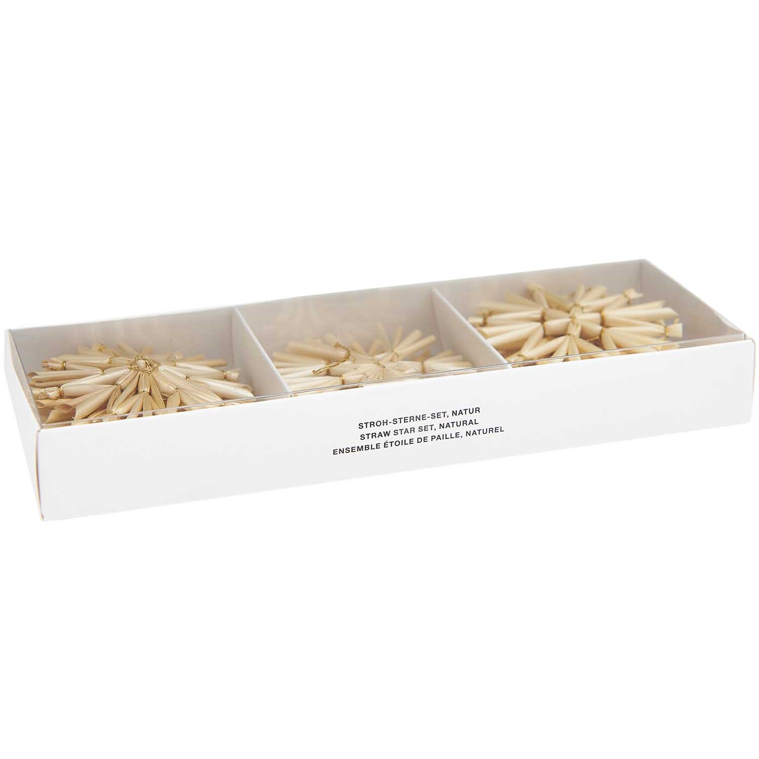 Strohstern-Set 6x6cm 9teilig: Neun natürliche Strohsterne in einer weißen Verpackung von Rico Design.