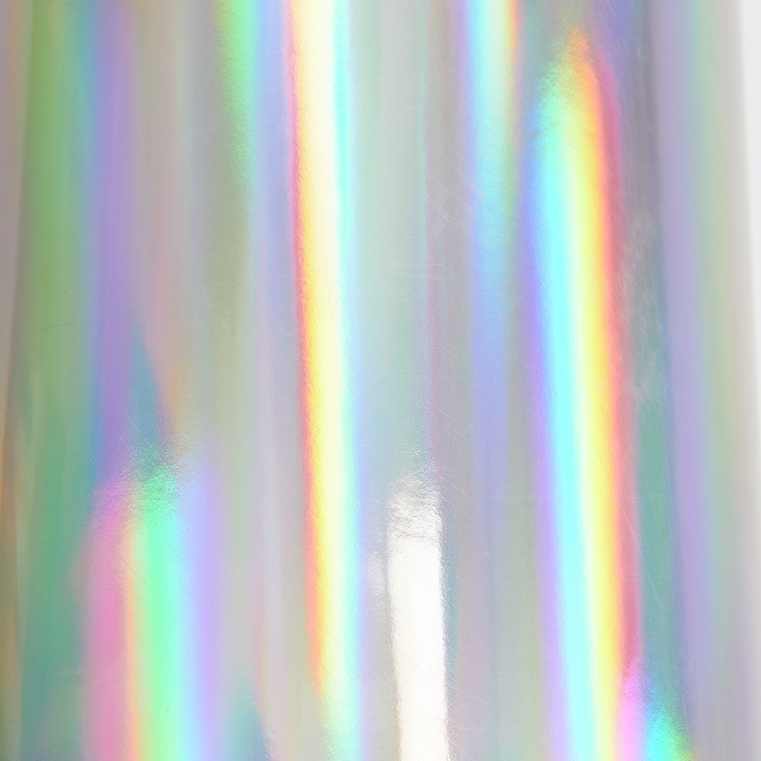Schultüte Rohling mit Tüllverschluss Irisierend 70cm Farbe Weiß von Rico Design Schultüte Rohling mit Tüllverschluss Irisierend, 70cm, zeigt schillernde Regenbogenfarben auf weißem Hintergrund. Ideal für den Schulanfang.