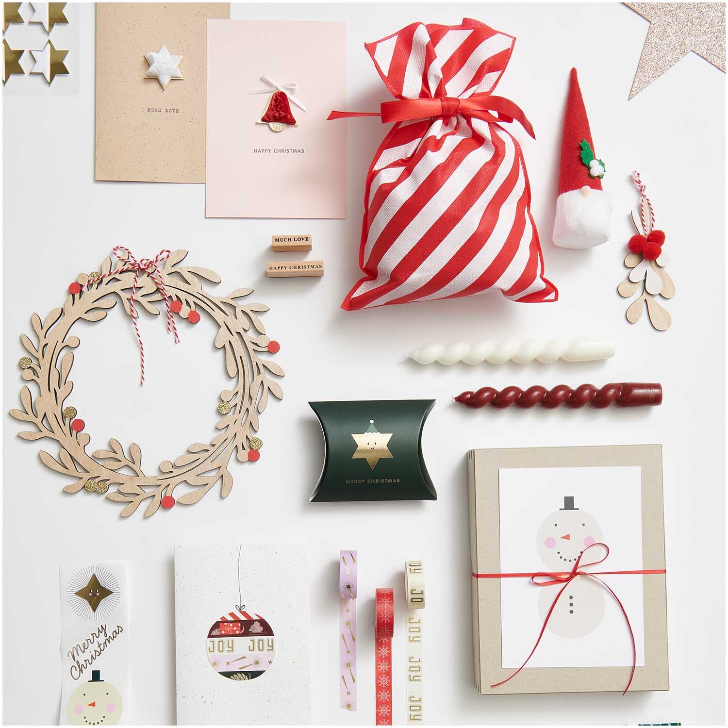 Paper Poetry Wabenpapiersticker Glocken 1 Blatt von Rico Design Paper Poetry Wabenpapiersticker Glocken auf einem festlichen Arrangement mit Weihnachtskarten, Geschenken und Dekorationen von Rico Design.