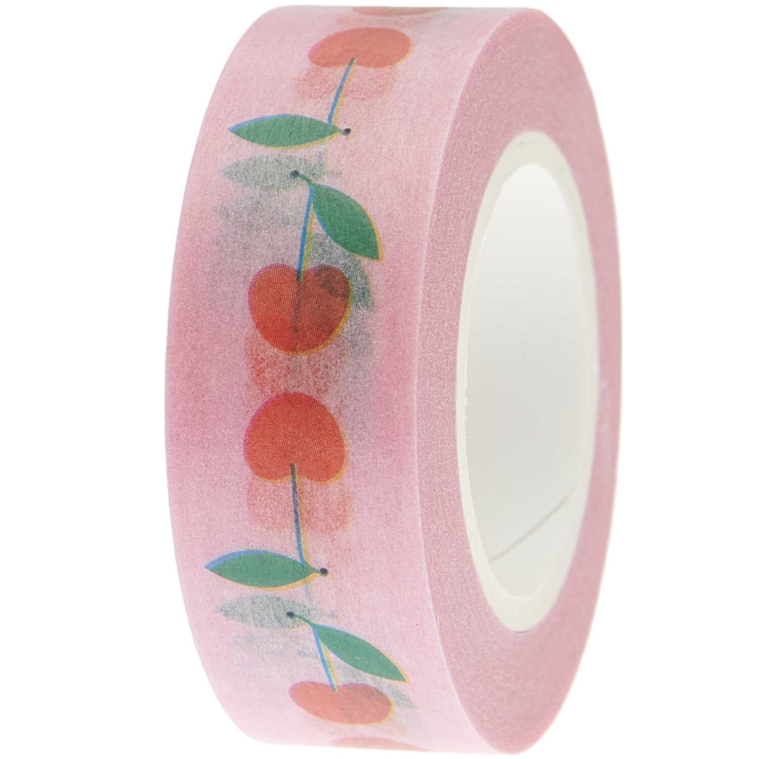 Paper Poetry Tape Kirschen rosa 15mm 10m zeigt ein rosa Washi-Tape mit roten Kirschen und grünen Blättern. Ideal für kreative Projekte.