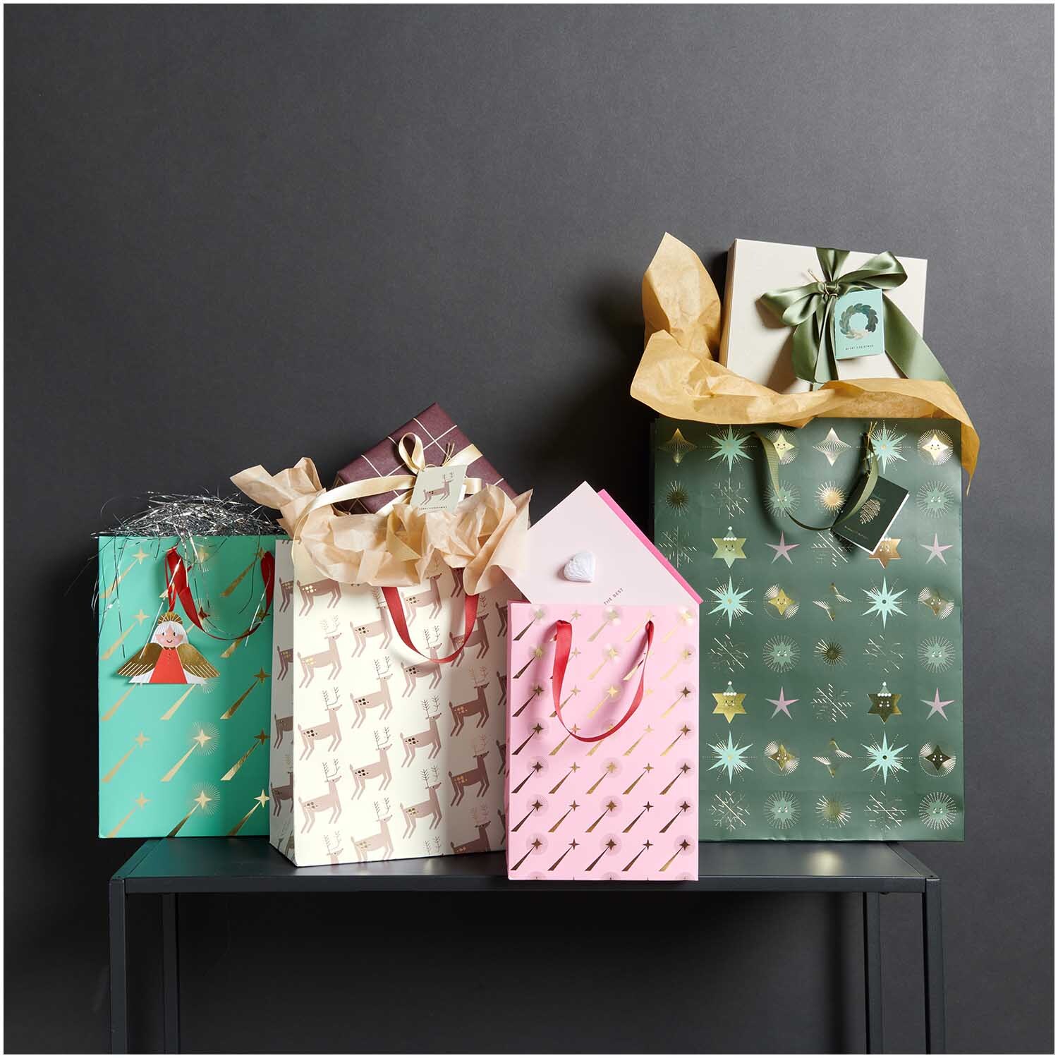 Paper Poetry Geschenktüte mit Sternschnuppenmotiv in Rosa, ideal für Geschenke, von Rico Design.