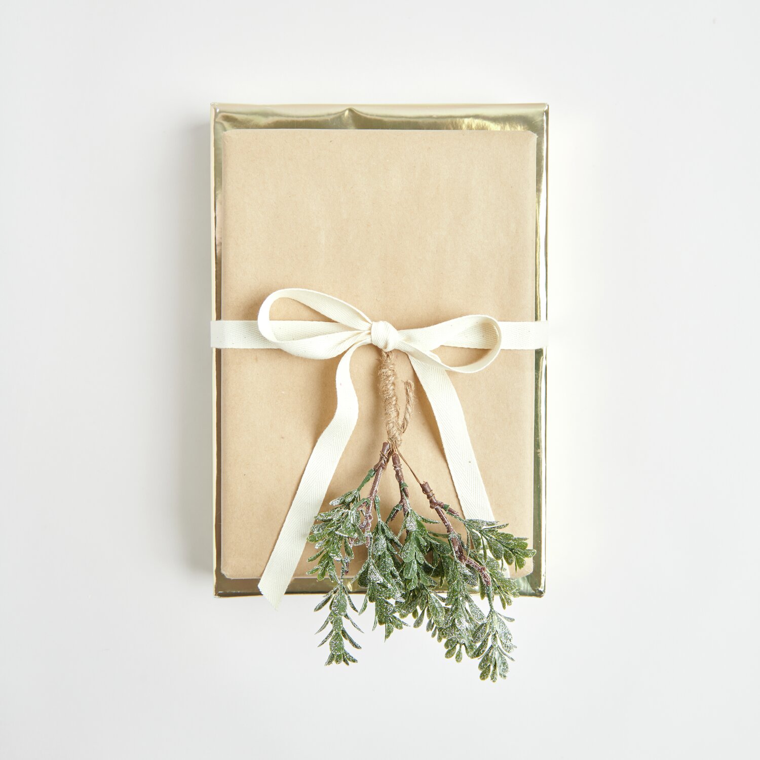 Blätterzweig-Bund geeist mit Baumwollband Natur von Rico Design, dekoriert auf einem Geschenk.