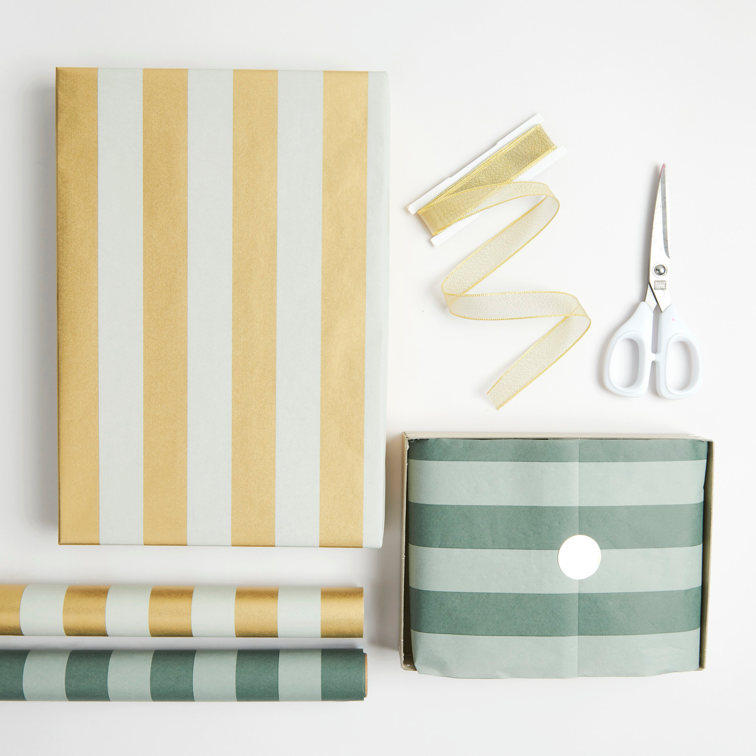 Seidenpapier mit Streifen 50x415cm Farbe Grün von Rico Design Seidenpapier mit Streifen in Creme/Weiß und Grün, dekoriert mit Schere und Geschenkband. Ideal für kreative Verpackungen.