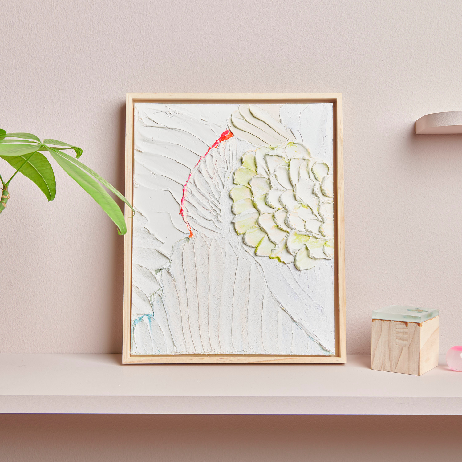 ART Premium Pâte structurée crémeuse Contenu 250ml from Rico Design ART Premium Strukturpaste feinkörnig: Kunstwerk mit Textur auf Leinwand, umrahmt von Holz, neben Pflanze und Regal. Ideal für kreative Projekte.