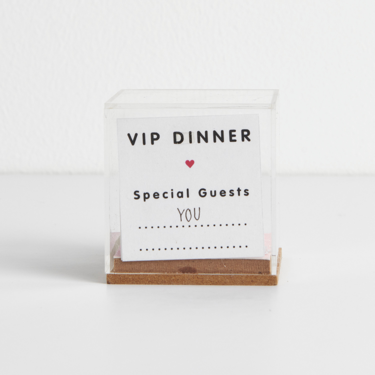 Figurico Dekohaube Würfel Größe 6x6x6,5cm von Rico Design Figurico Dekohaube Würfel mit VIP Dinner-Karte, transparentes Design von Rico Design auf Holzsockel.