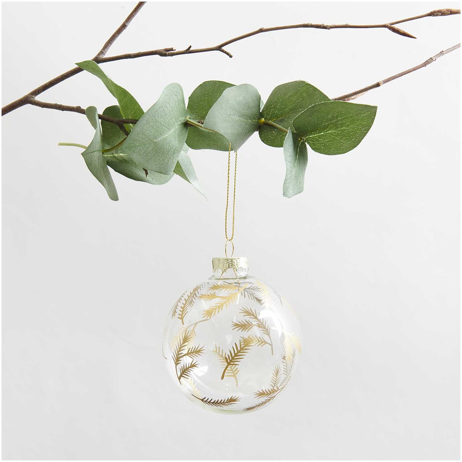 Glaskugel Baumschmuck mit Tannenzweigen gold Ø 8cm von Rico Design Glaskugel Baumschmuck mit Tannenzweigen, hängend an einem Ast, verziert mit goldenen Details.