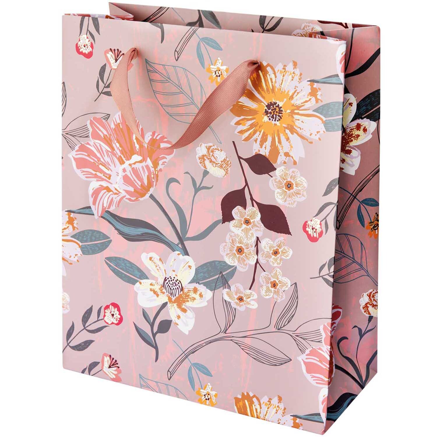 Paper Poetry Geschenktüte Blume mauve 26x32x12cm mit floralen Mustern in zarten Pastelltönen. Ideal für stilvolle Geschenkverpackungen.