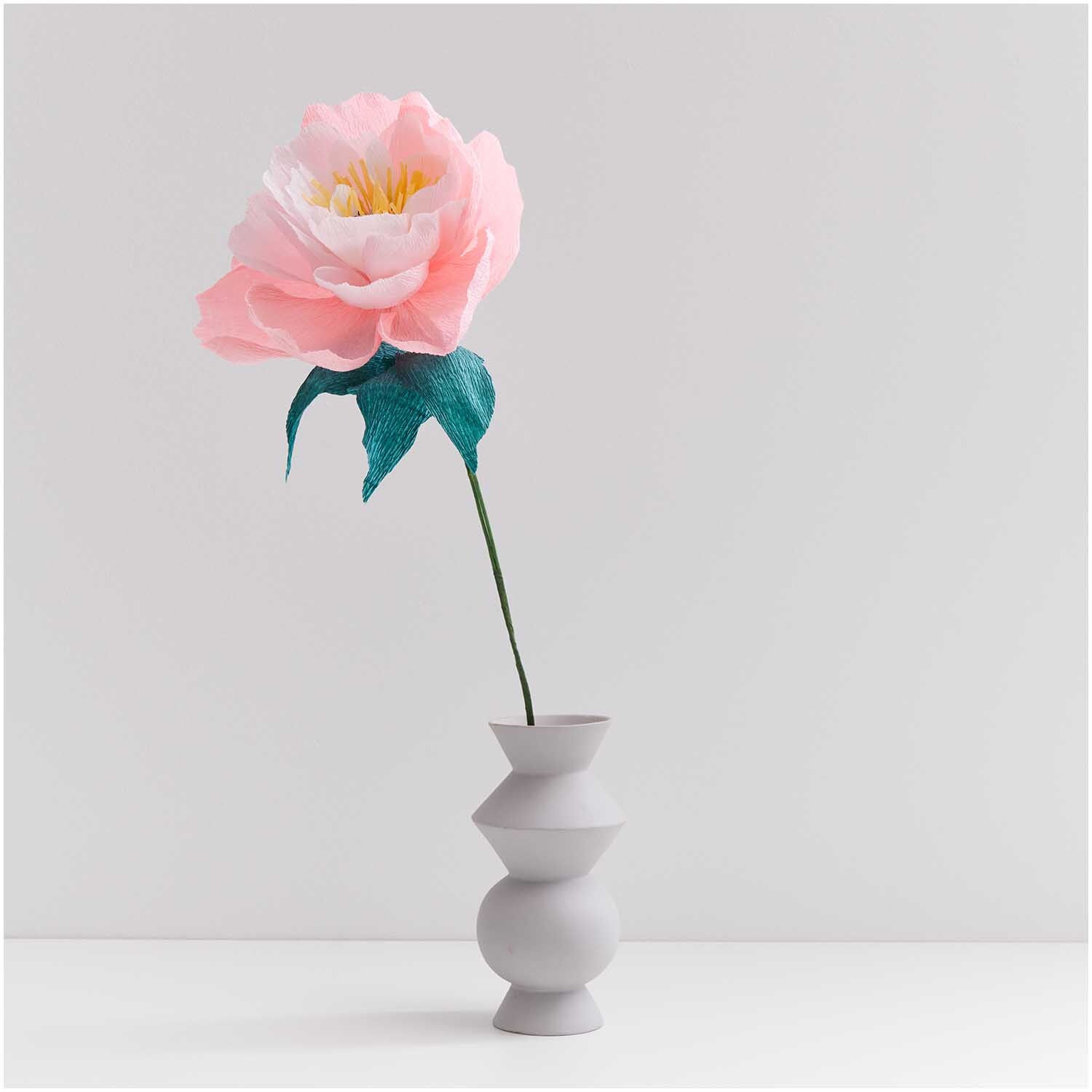 Papierdraht 1,8mm 1m 10 Stück Farbe Grün von Rico Design Papierdraht 1,8mm 1m 10 Stück: Eine rosa Papierblume in einer grauen Vase, dekorativ arrangiert.