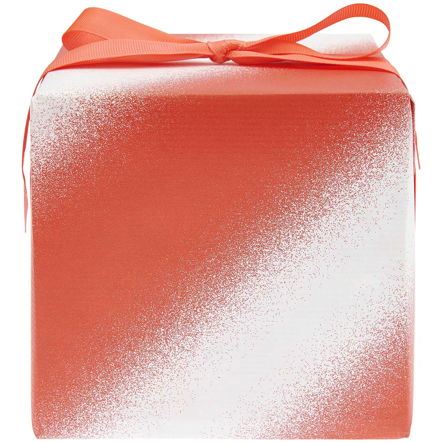 Paper Poetry papier cadeau spray rayures rouge 200x70cm 70g/m2 from Rico Design Paper Poetry Geschenkpapier zeigt ein rotes Spray-Streifen-Design, verpackt mit einer Schleife.