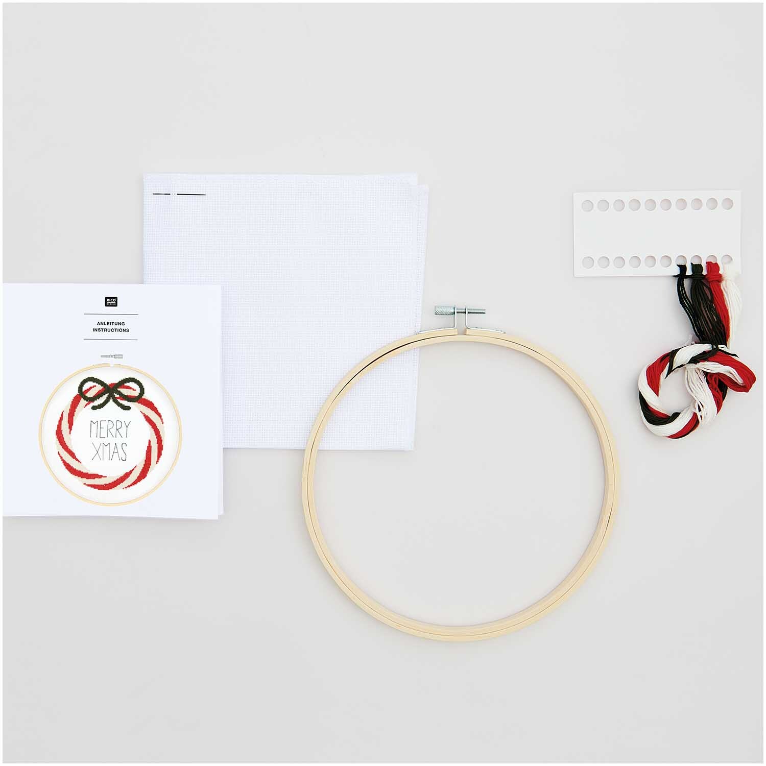 Paquet à broder image couronne rouge-blanc Ø20,5cm from Rico Design Stickpackung mit Kranzmotiv in Rot-Weiß, Ø20,5cm, von Rico Design. Enthält Stickrahmen, Garn und Anleitung.