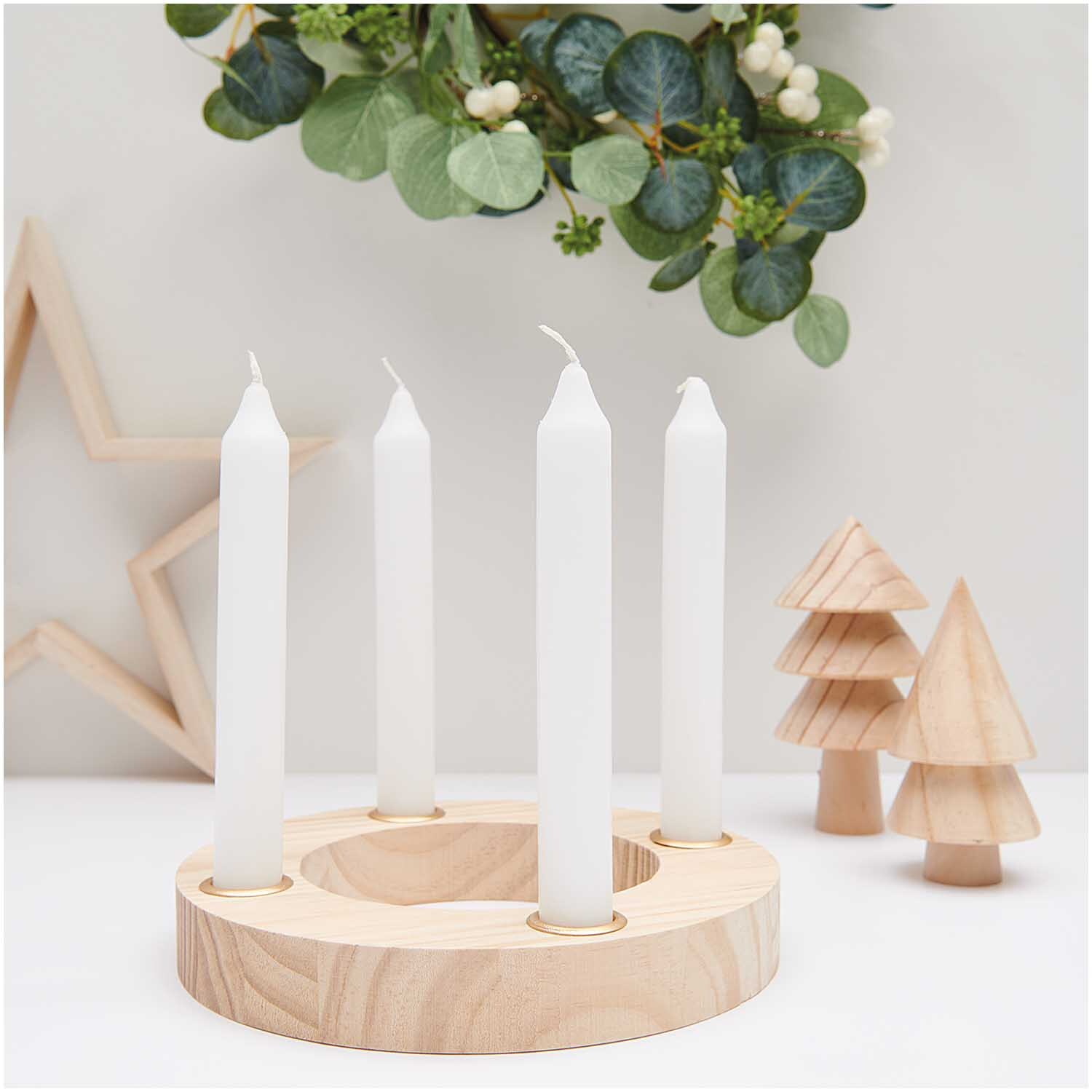 Adventskranz Holz natur Größe 30x30x3cm von Rico Design Adventskranz Holz natur mit vier weißen Kerzen, dekoriert mit grünen Blättern und Holzfiguren.